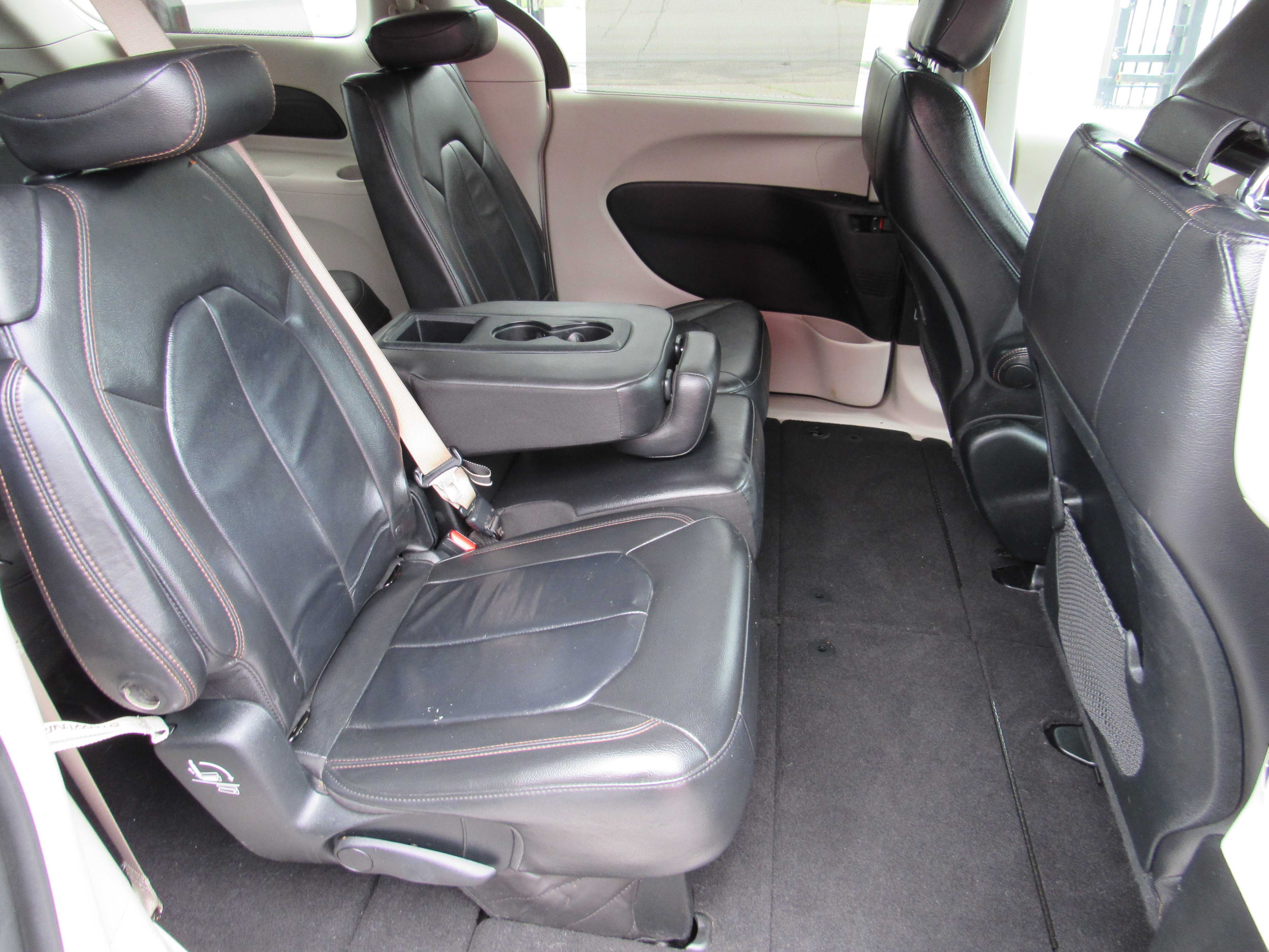 SILVER, 2017 CHRYSLER PACIFICA Thumnail Image 9