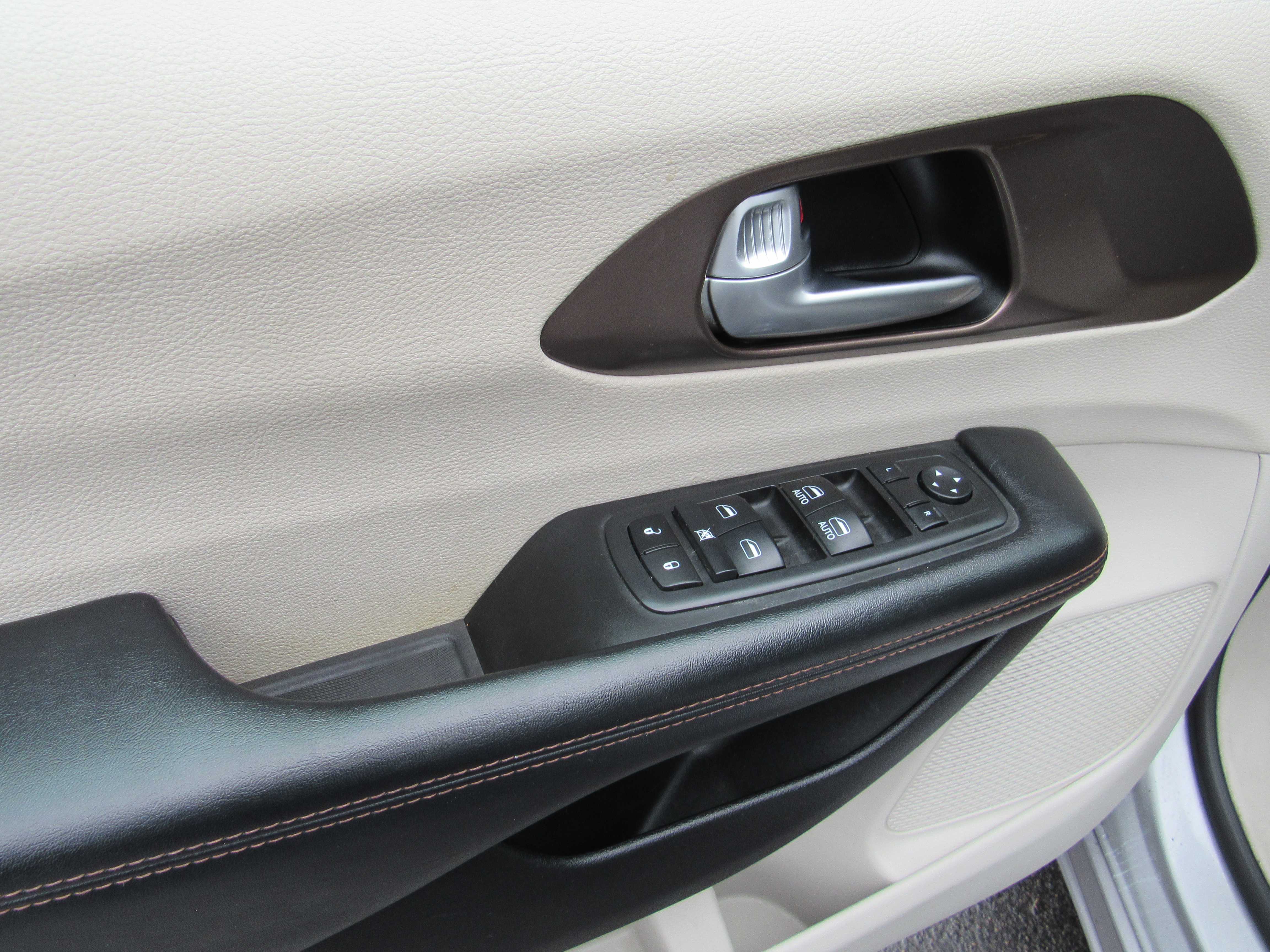 SILVER, 2017 CHRYSLER PACIFICA Thumnail Image 12