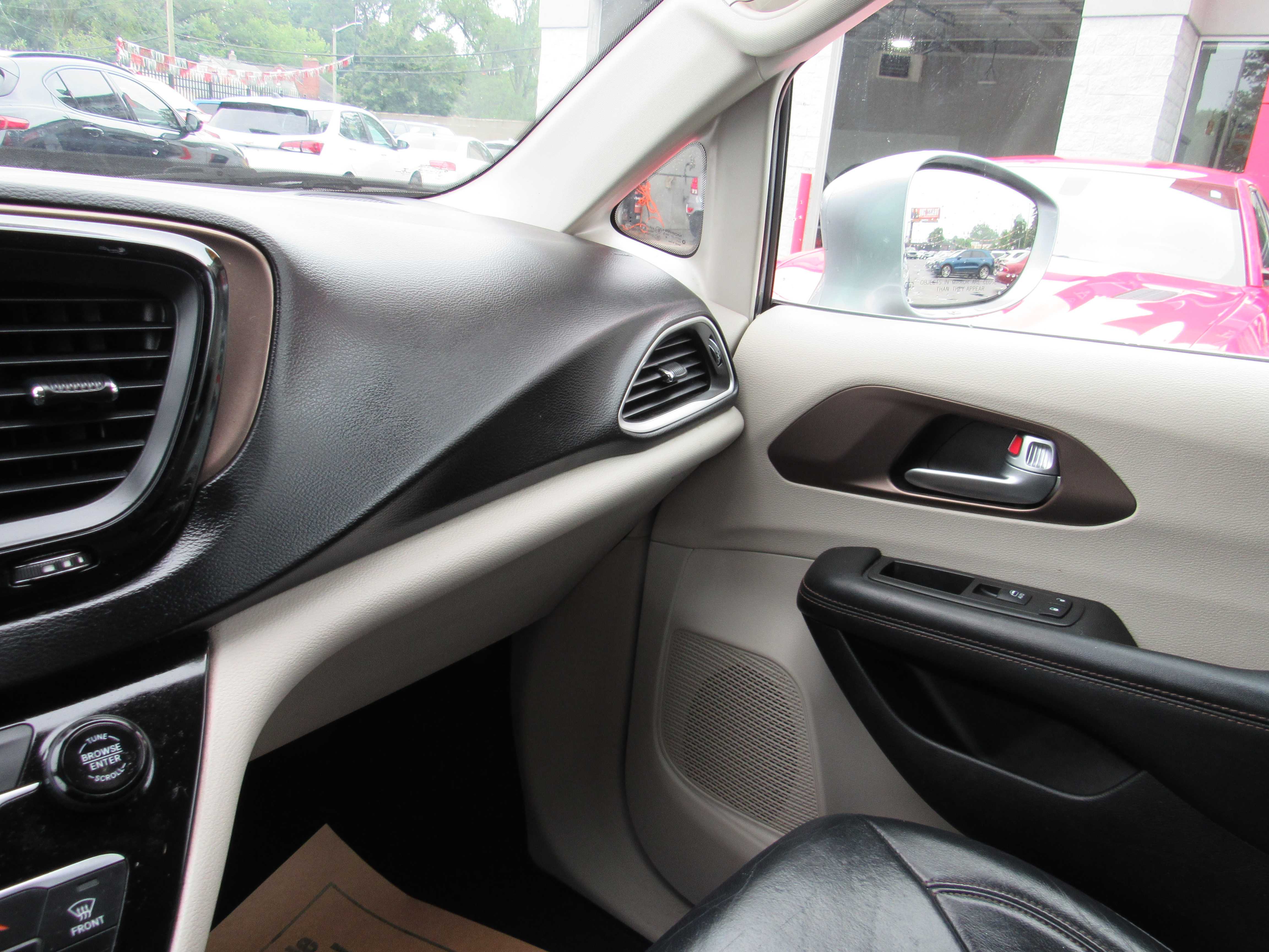 SILVER, 2017 CHRYSLER PACIFICA Thumnail Image 17