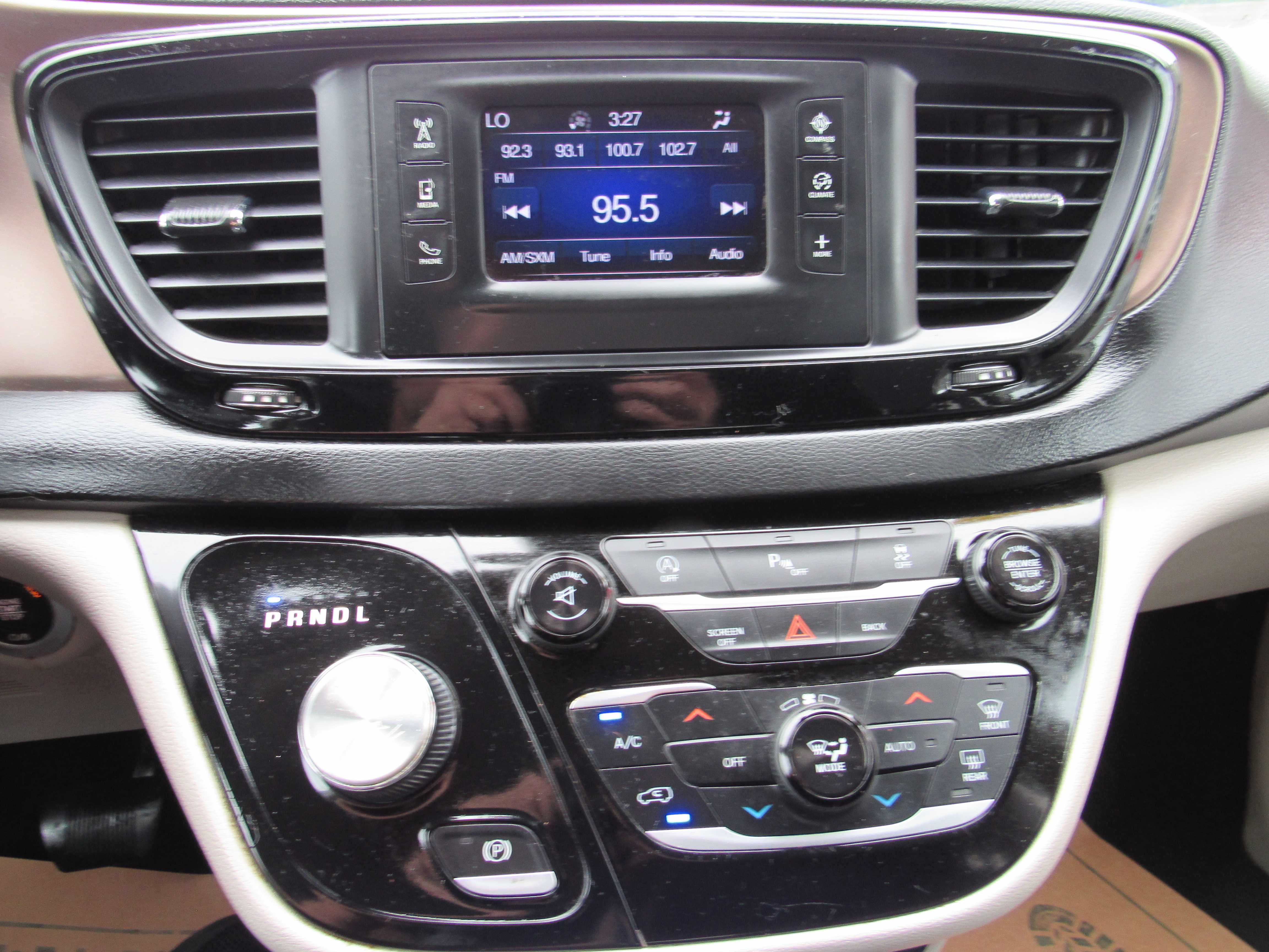 SILVER, 2017 CHRYSLER PACIFICA Thumnail Image 19