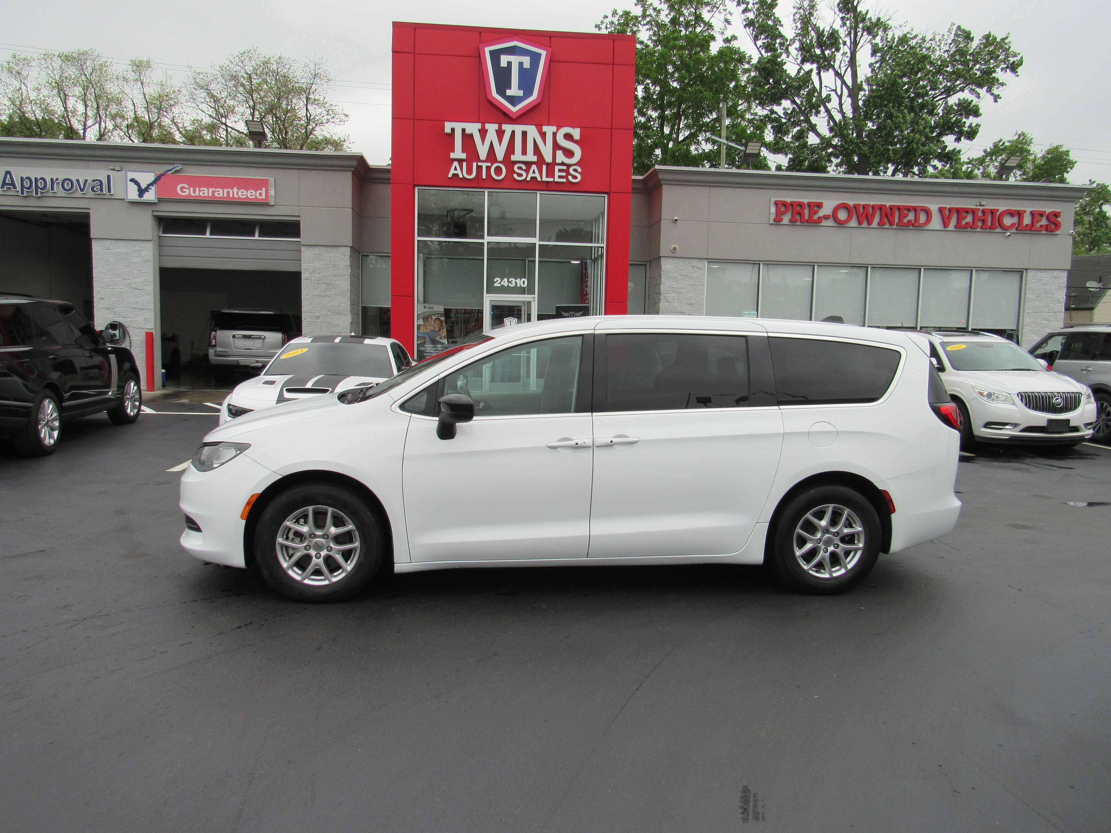 WHITE, 2024 CHRYSLER VOYAGER Thumnail Image 1