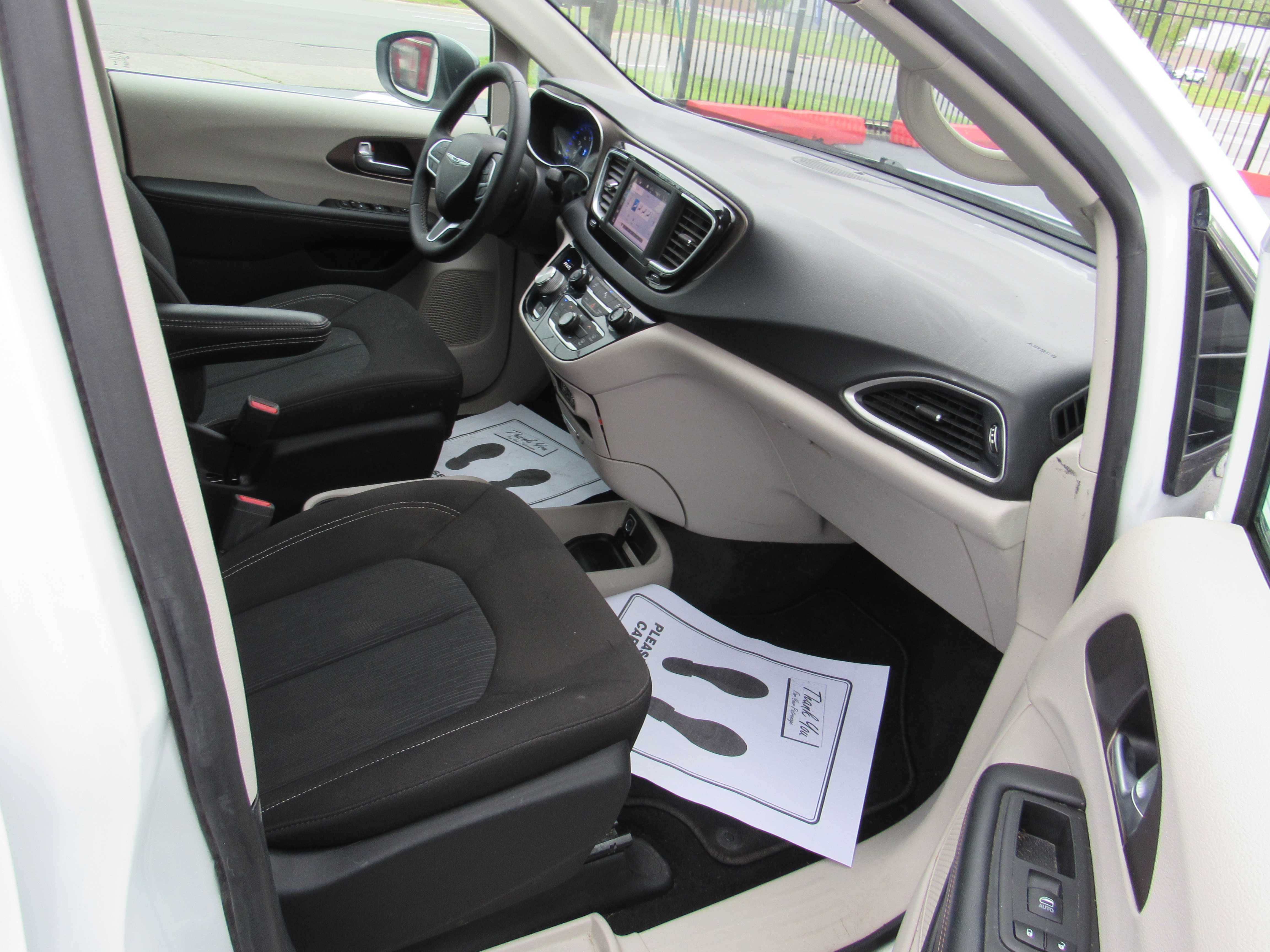 WHITE, 2024 CHRYSLER VOYAGER Thumnail Image 8