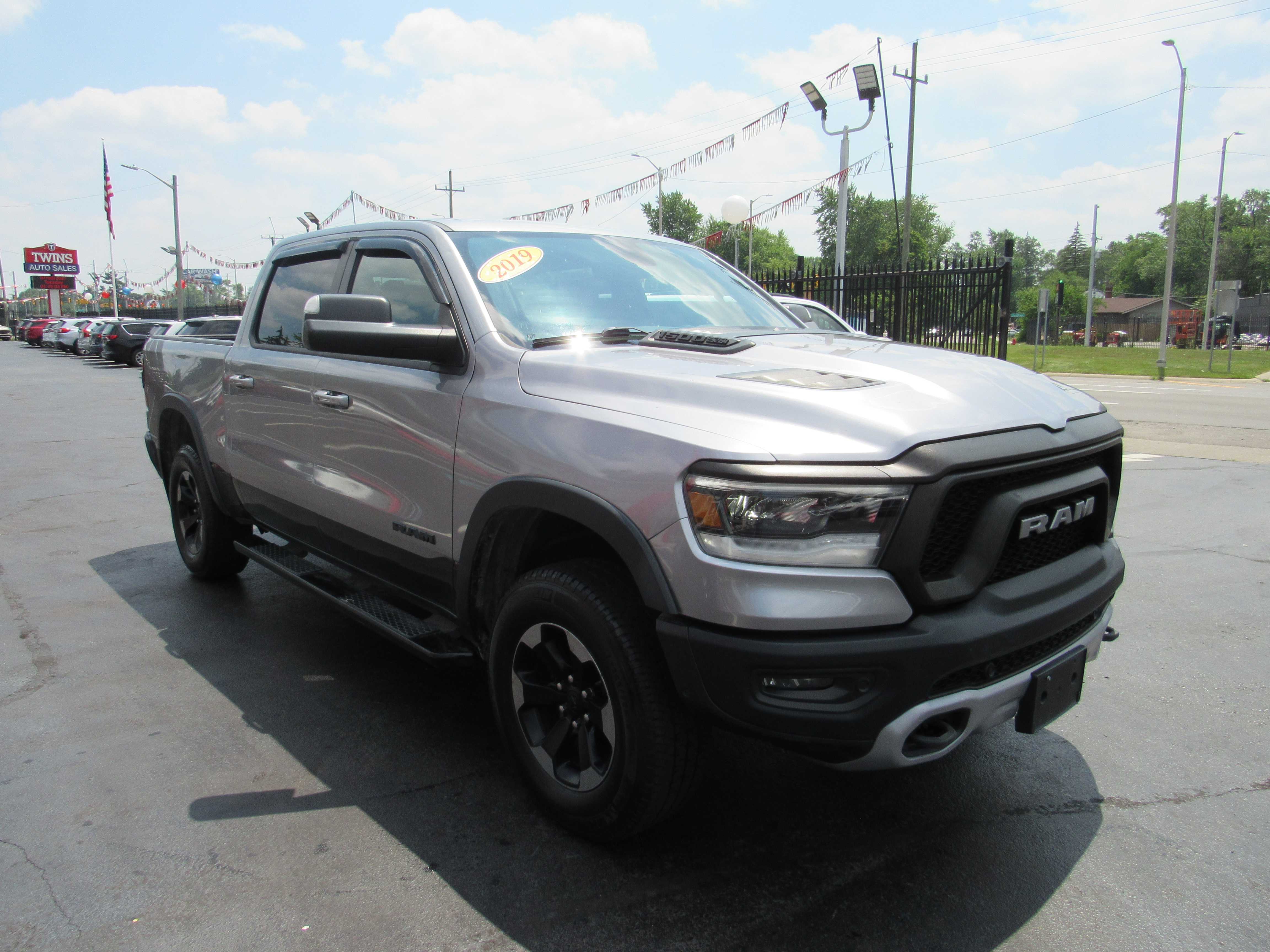 GREY, 2019 RAM 1500 CREW CAB Thumnail Image 4
