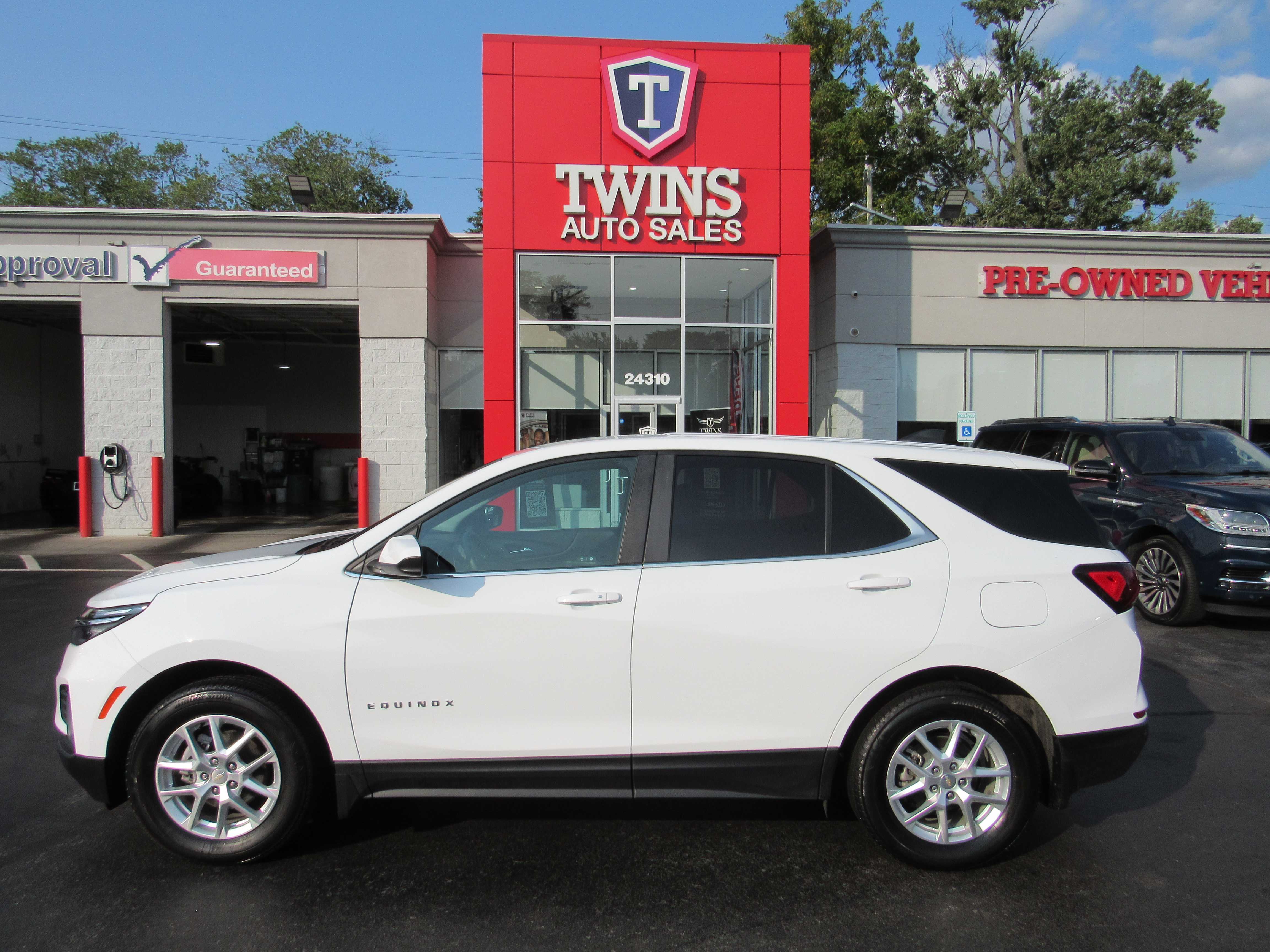 WHITE, 2024 CHEVROLET EQUINOX Thumnail Image 1