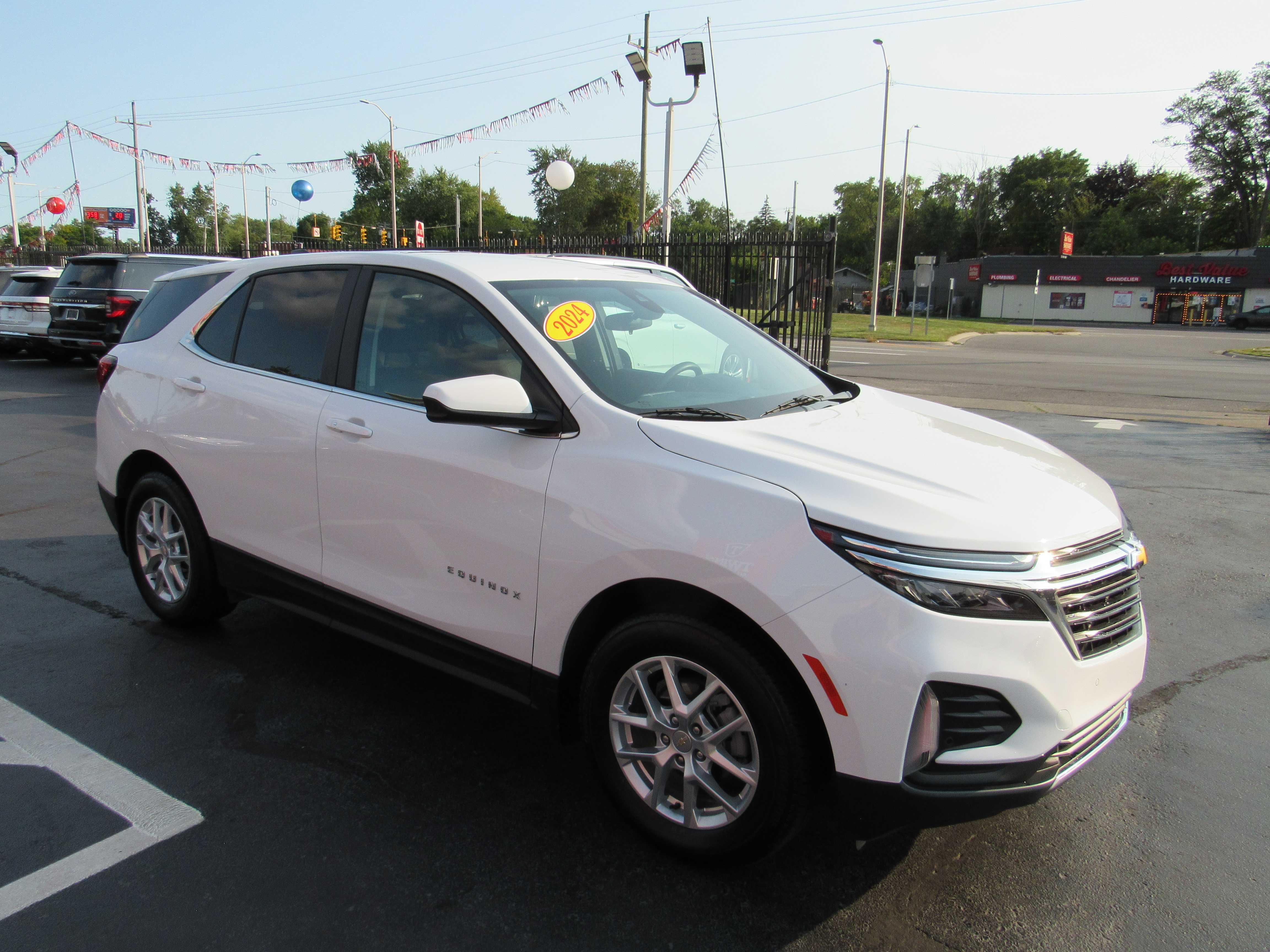 WHITE, 2024 CHEVROLET EQUINOX Thumnail Image 4
