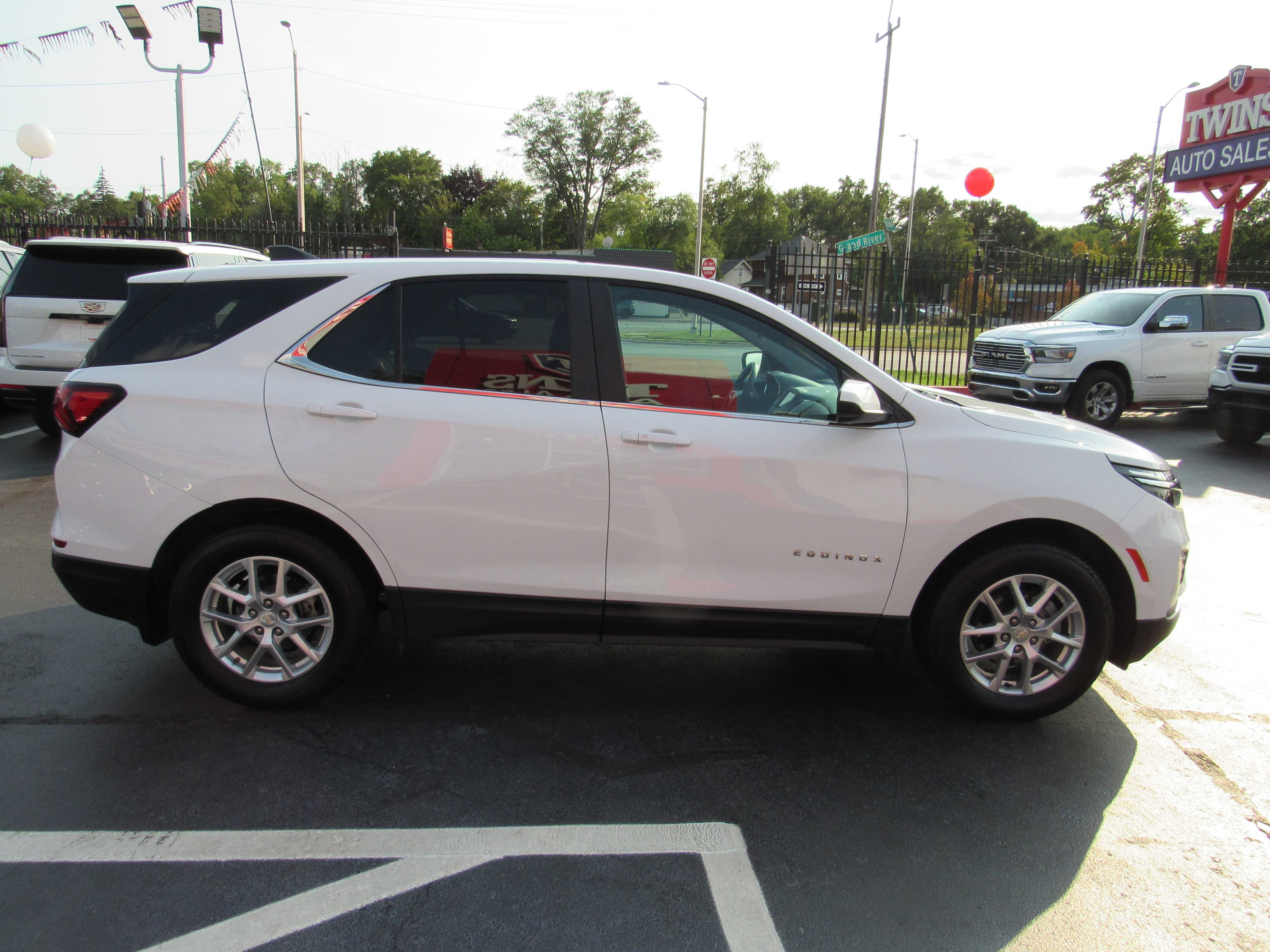 WHITE, 2024 CHEVROLET EQUINOX Thumnail Image 5