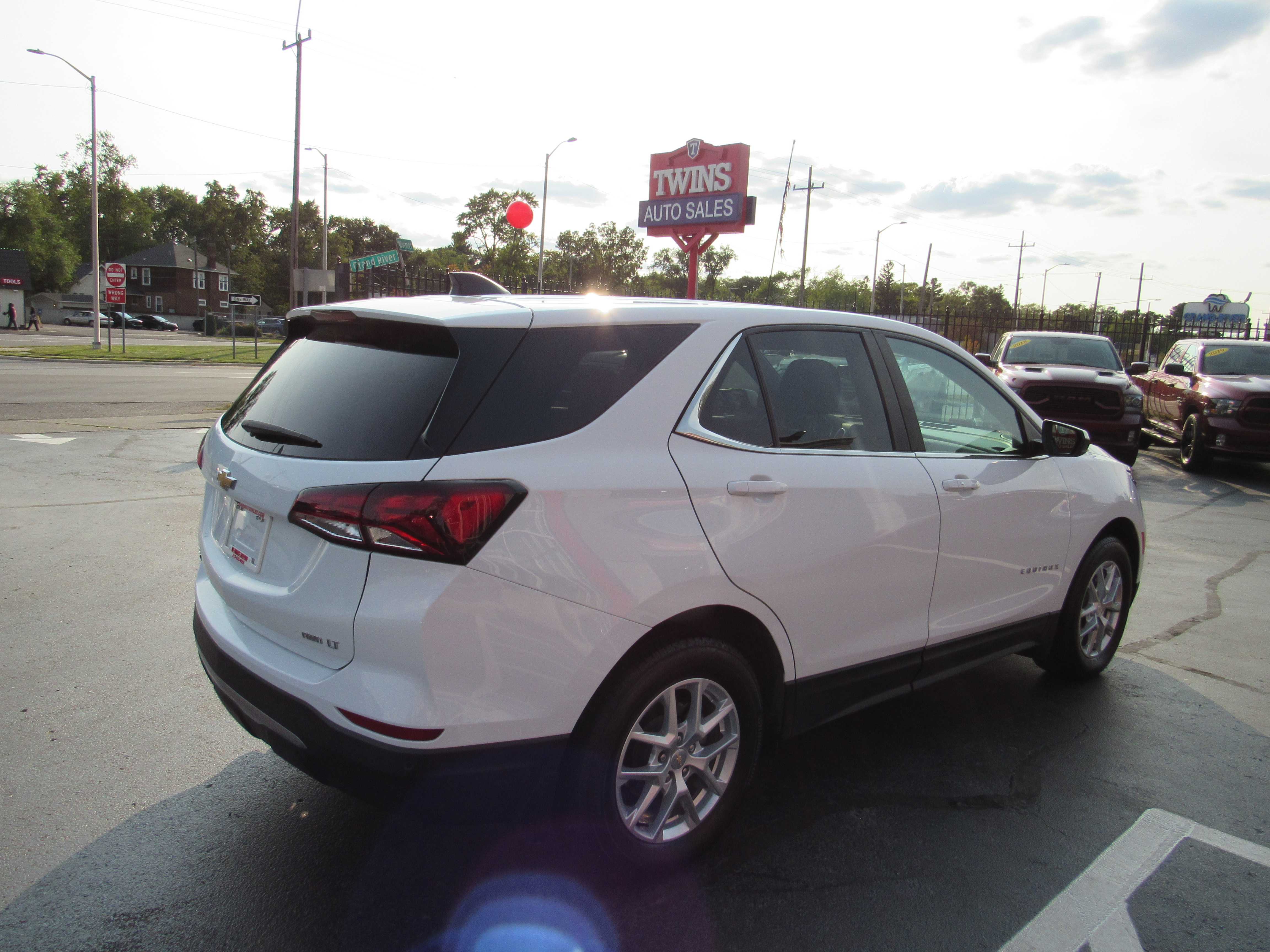 WHITE, 2024 CHEVROLET EQUINOX Thumnail Image 6