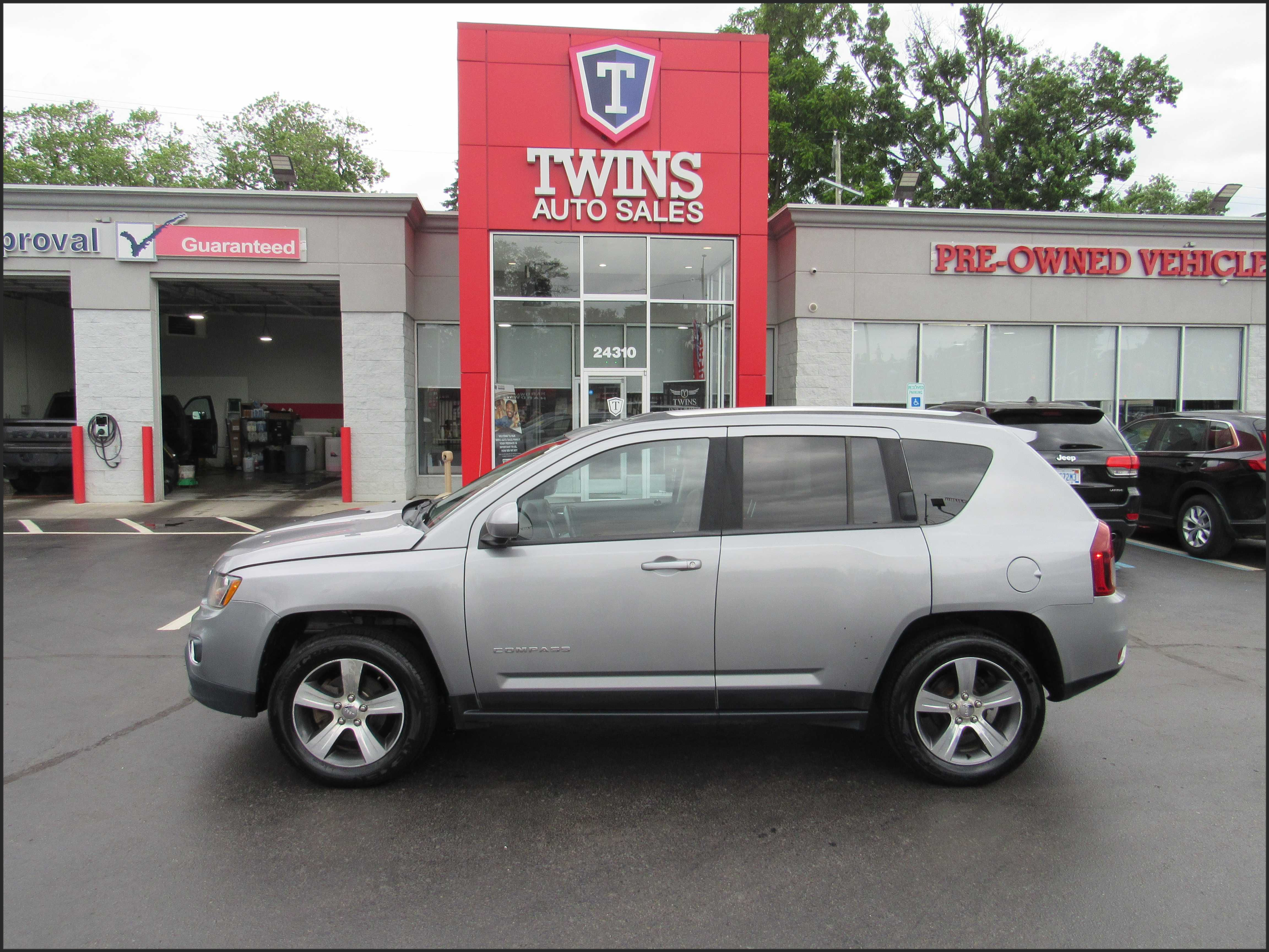 SILVER, 2017 JEEP COMPASS Image 