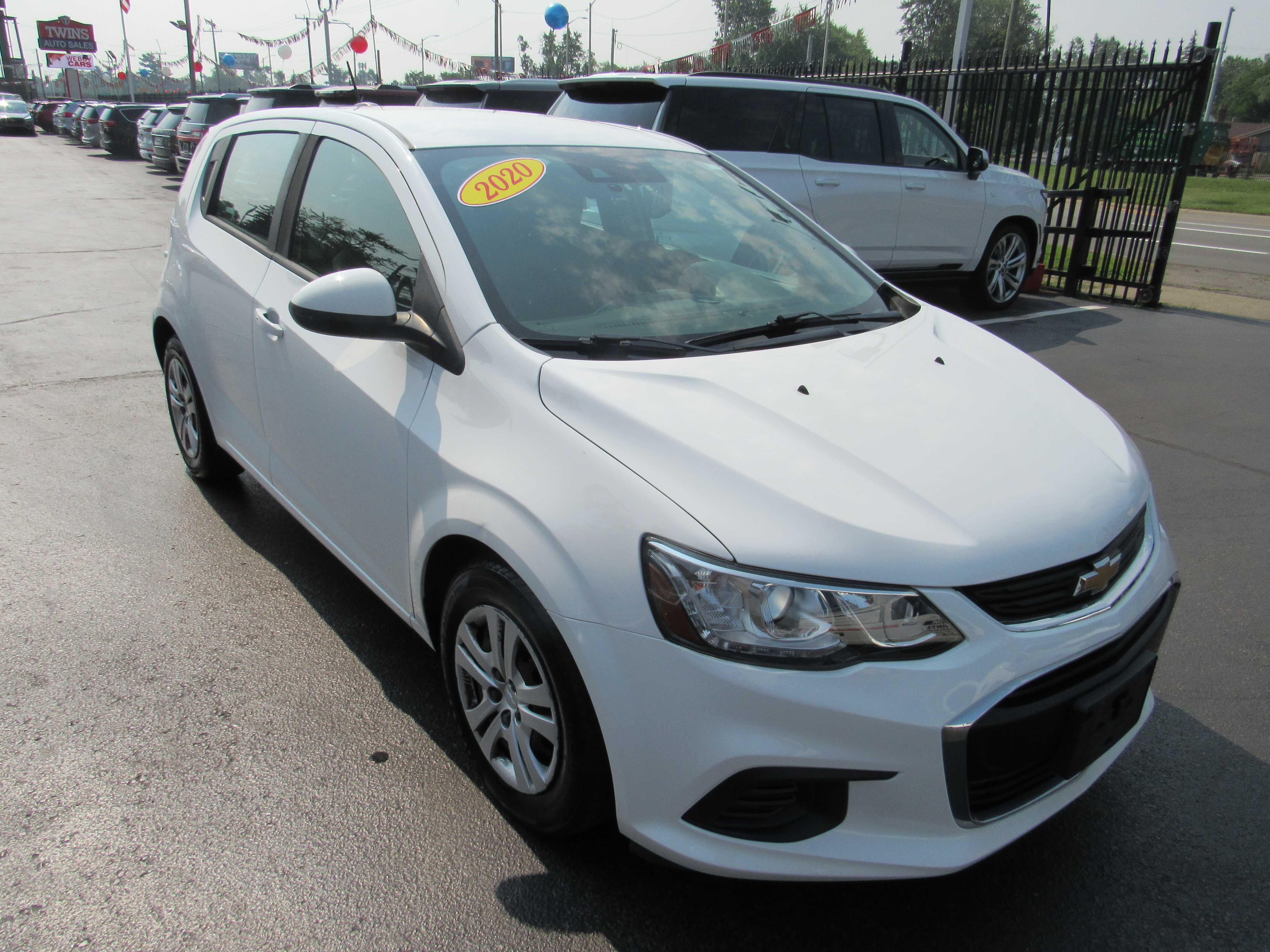 WHITE, 2020 CHEVROLET SONIC Thumnail Image 4
