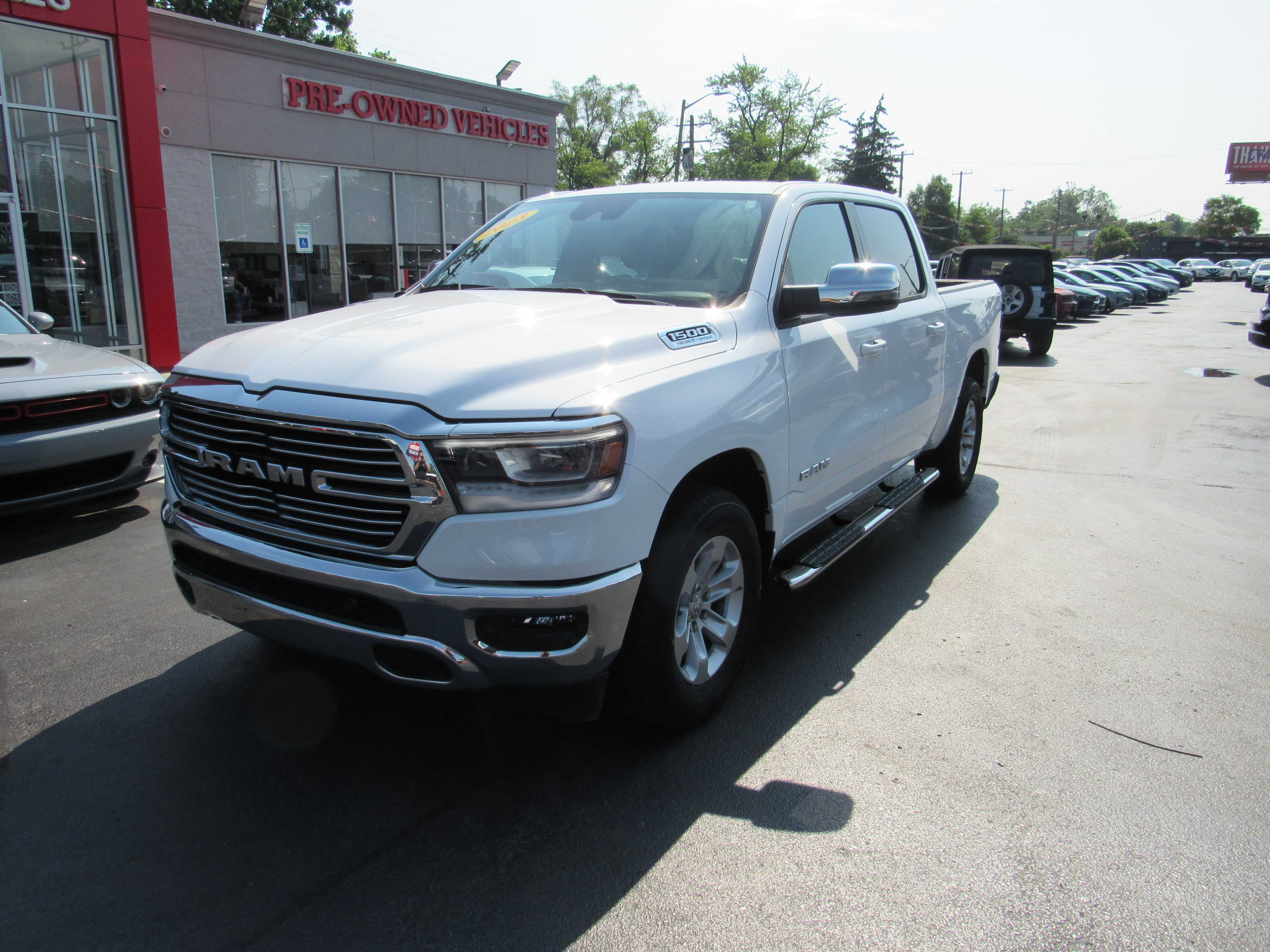 WHITE, 2023 RAM 1500 CREW CAB Thumnail Image 2
