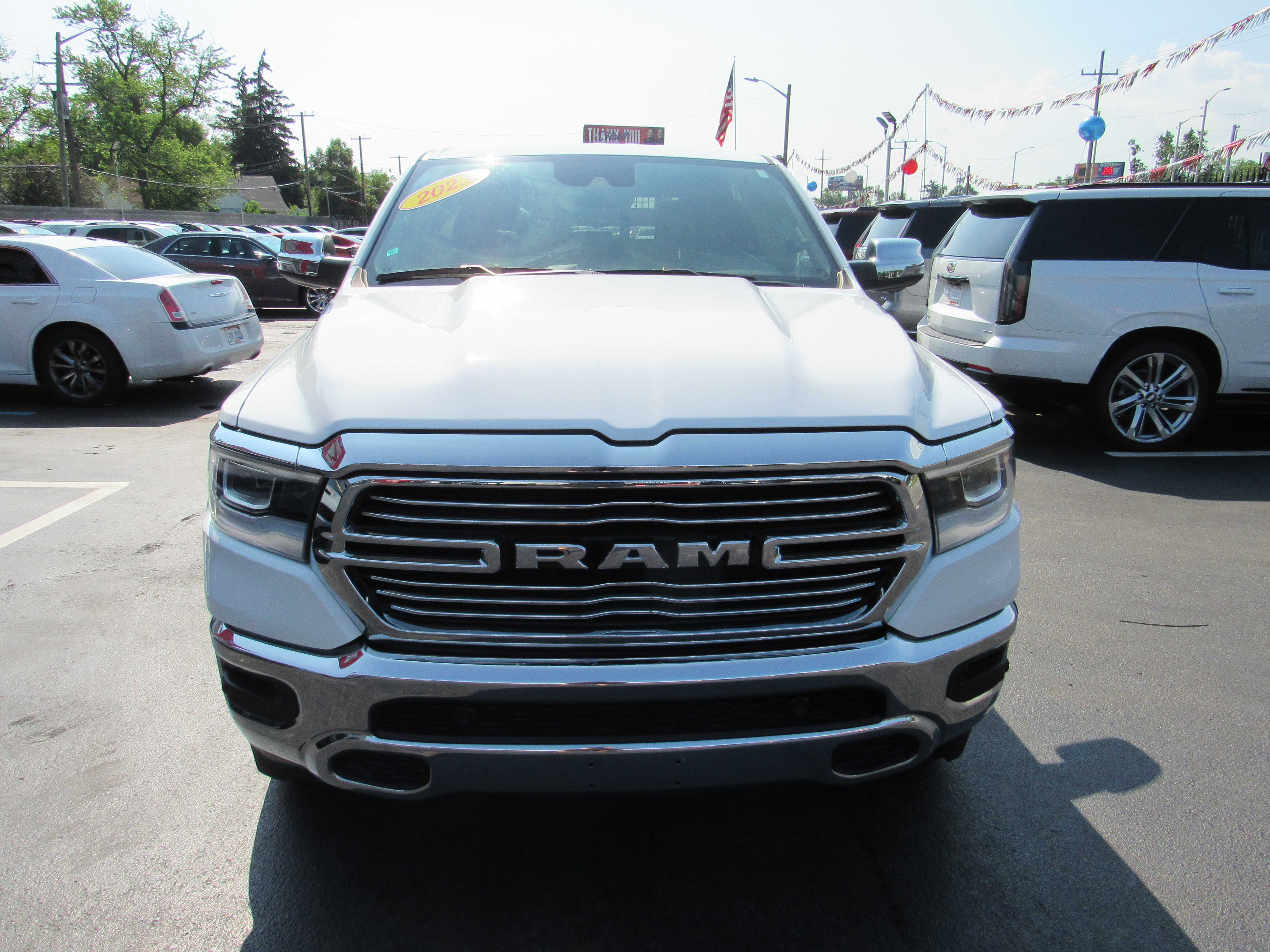WHITE, 2023 RAM 1500 CREW CAB Thumnail Image 3