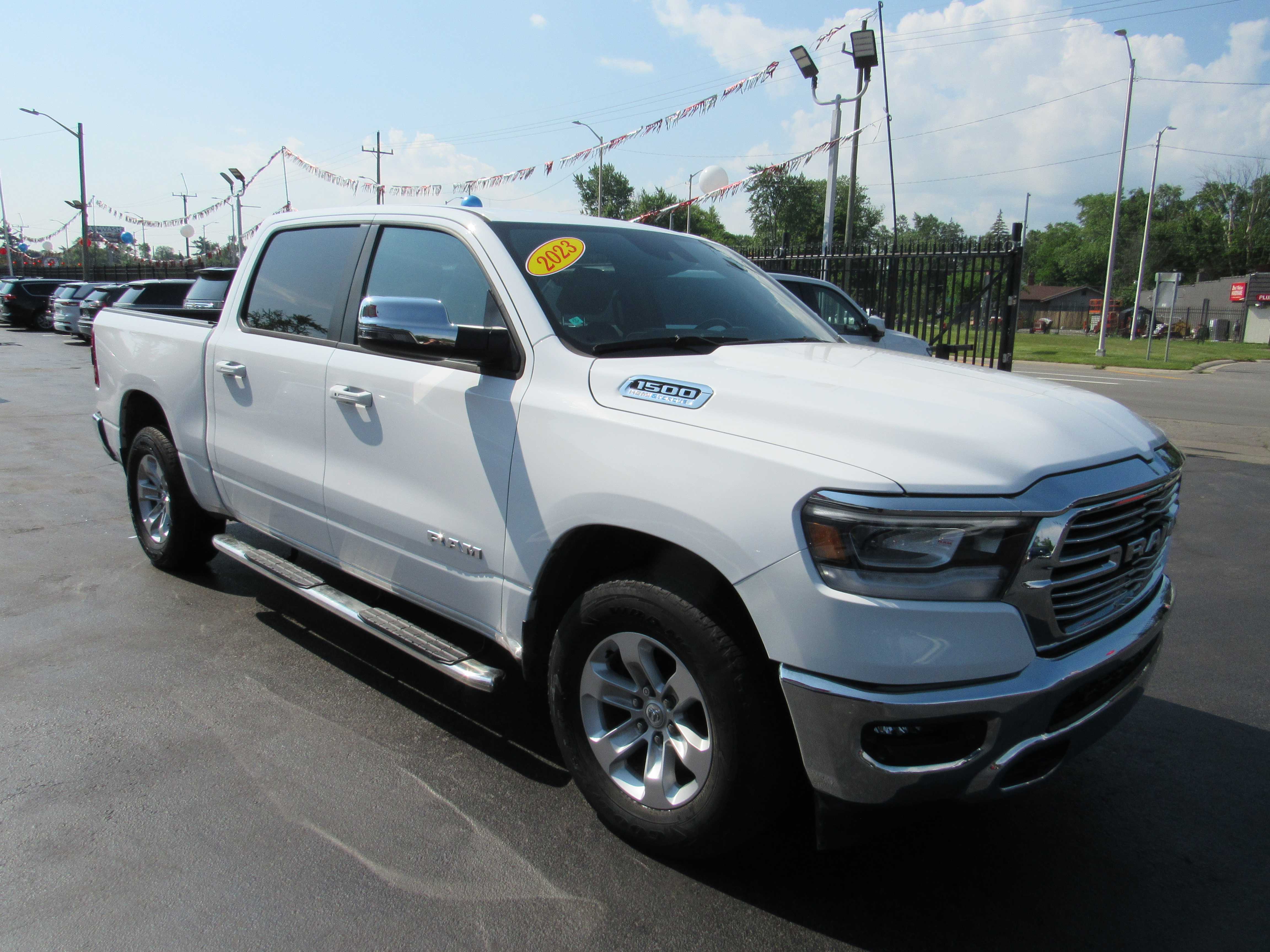 WHITE, 2023 RAM 1500 CREW CAB Thumnail Image 4