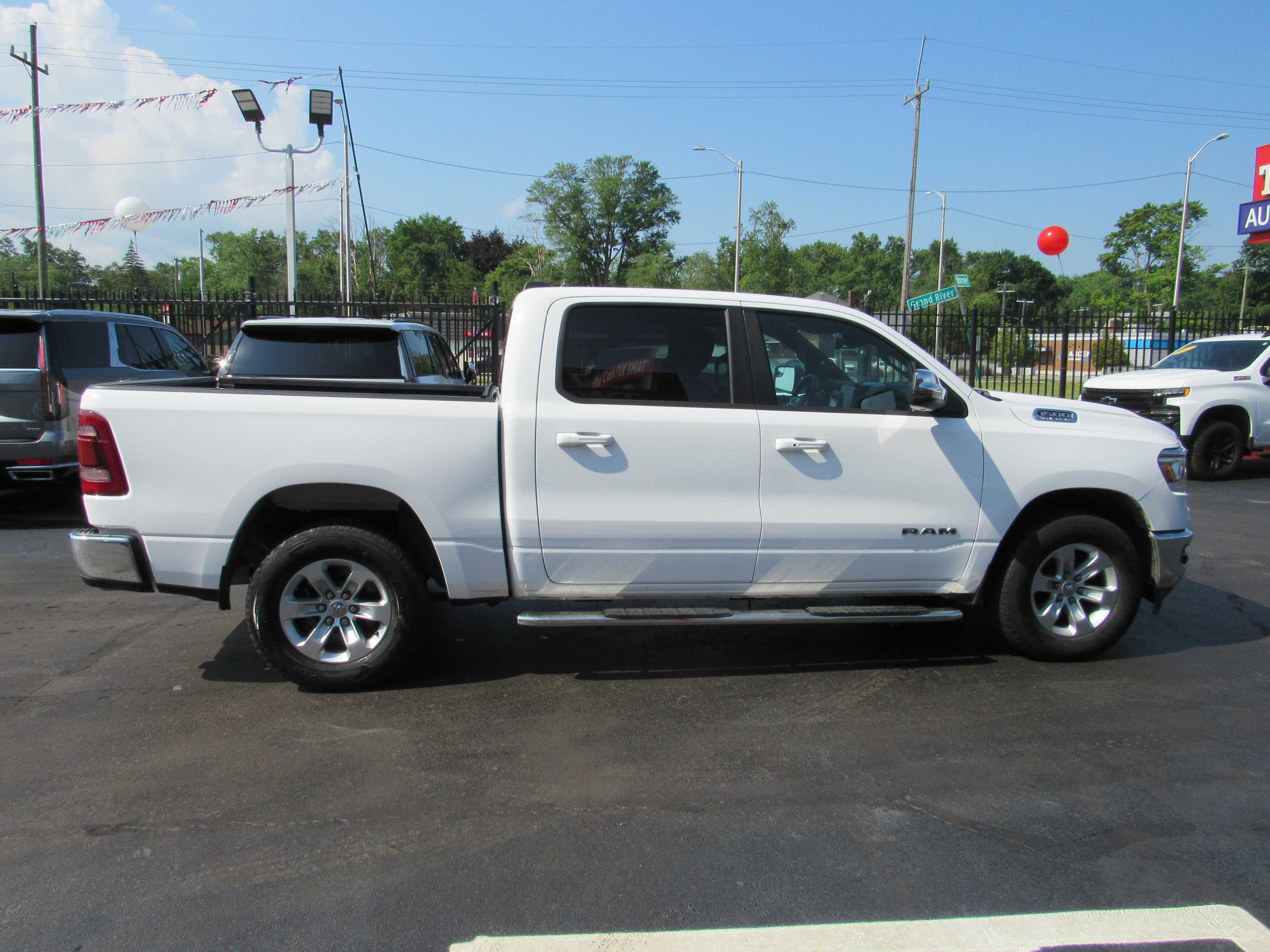 WHITE, 2023 RAM 1500 CREW CAB Thumnail Image 5