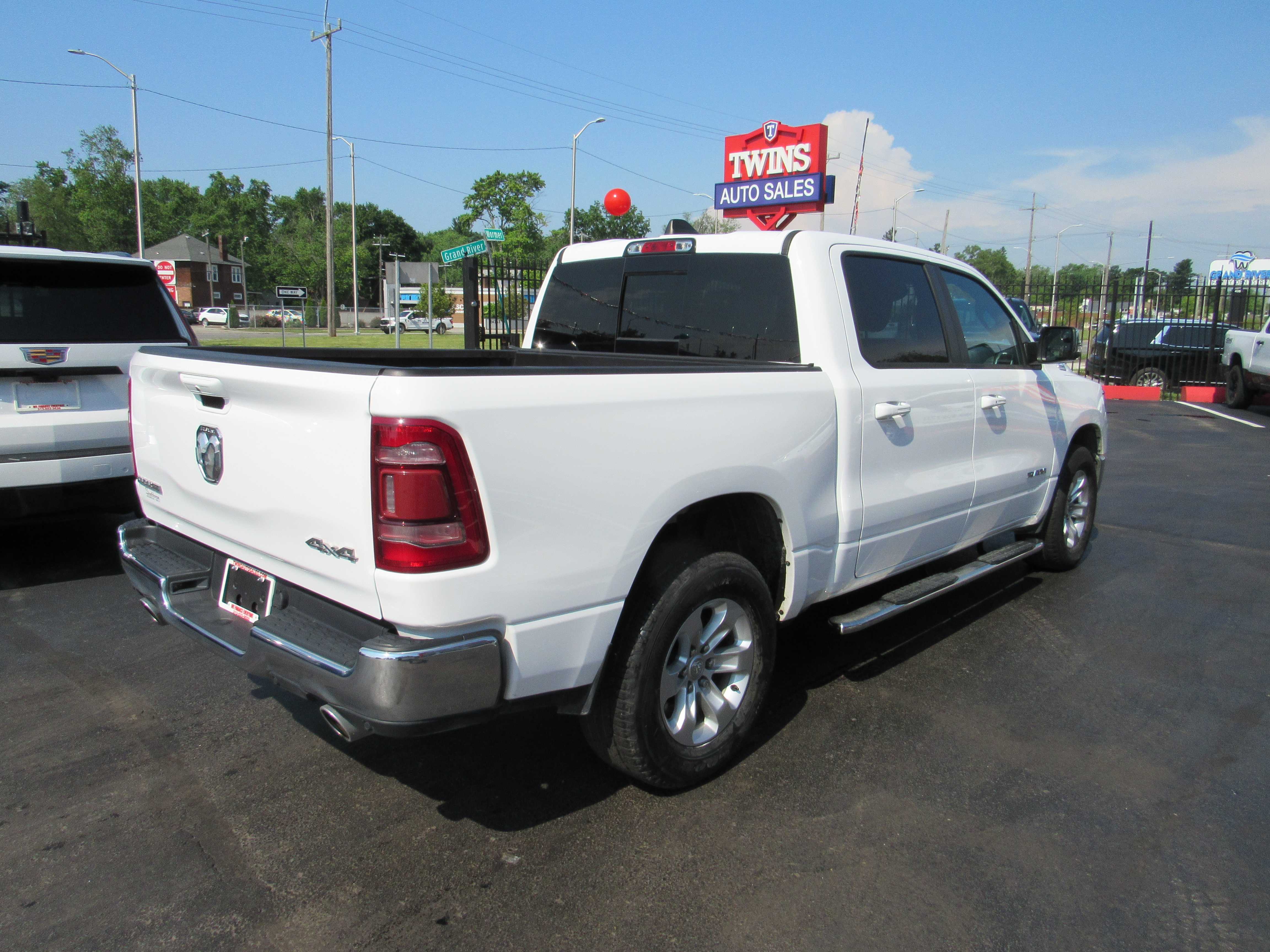 WHITE, 2023 RAM 1500 CREW CAB Thumnail Image 6