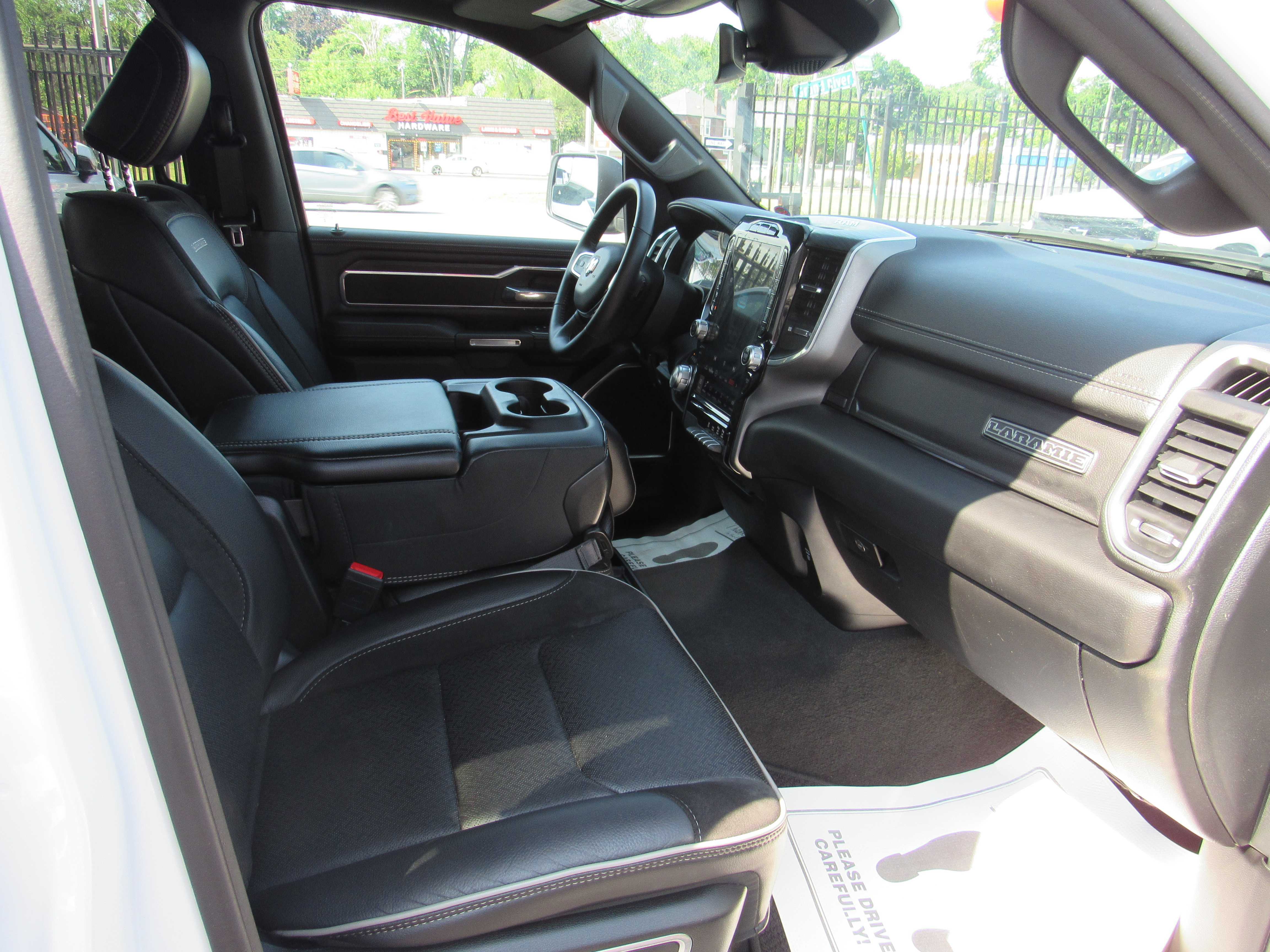 WHITE, 2023 RAM 1500 CREW CAB Thumnail Image 8