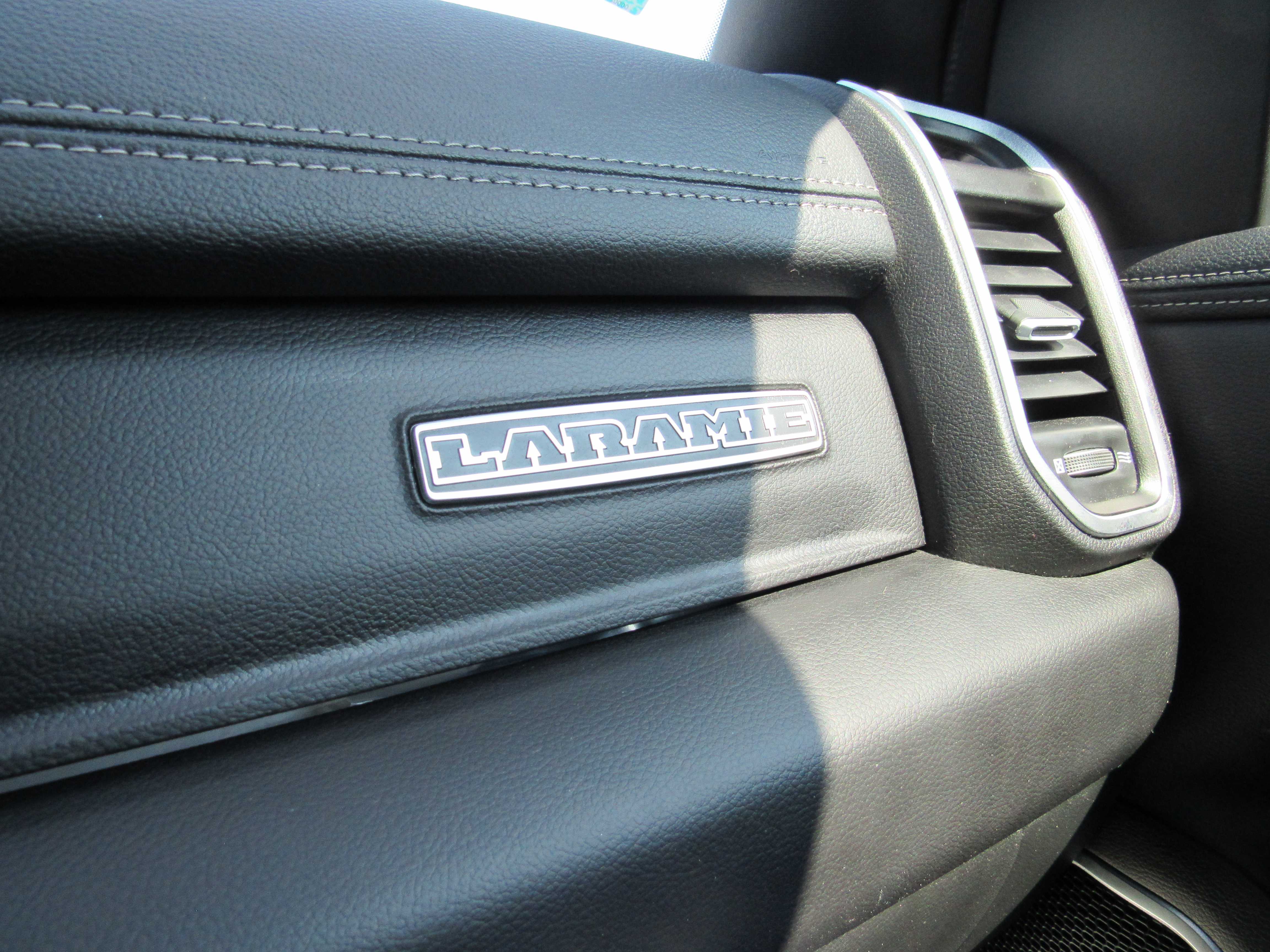 WHITE, 2023 RAM 1500 CREW CAB Thumnail Image 17