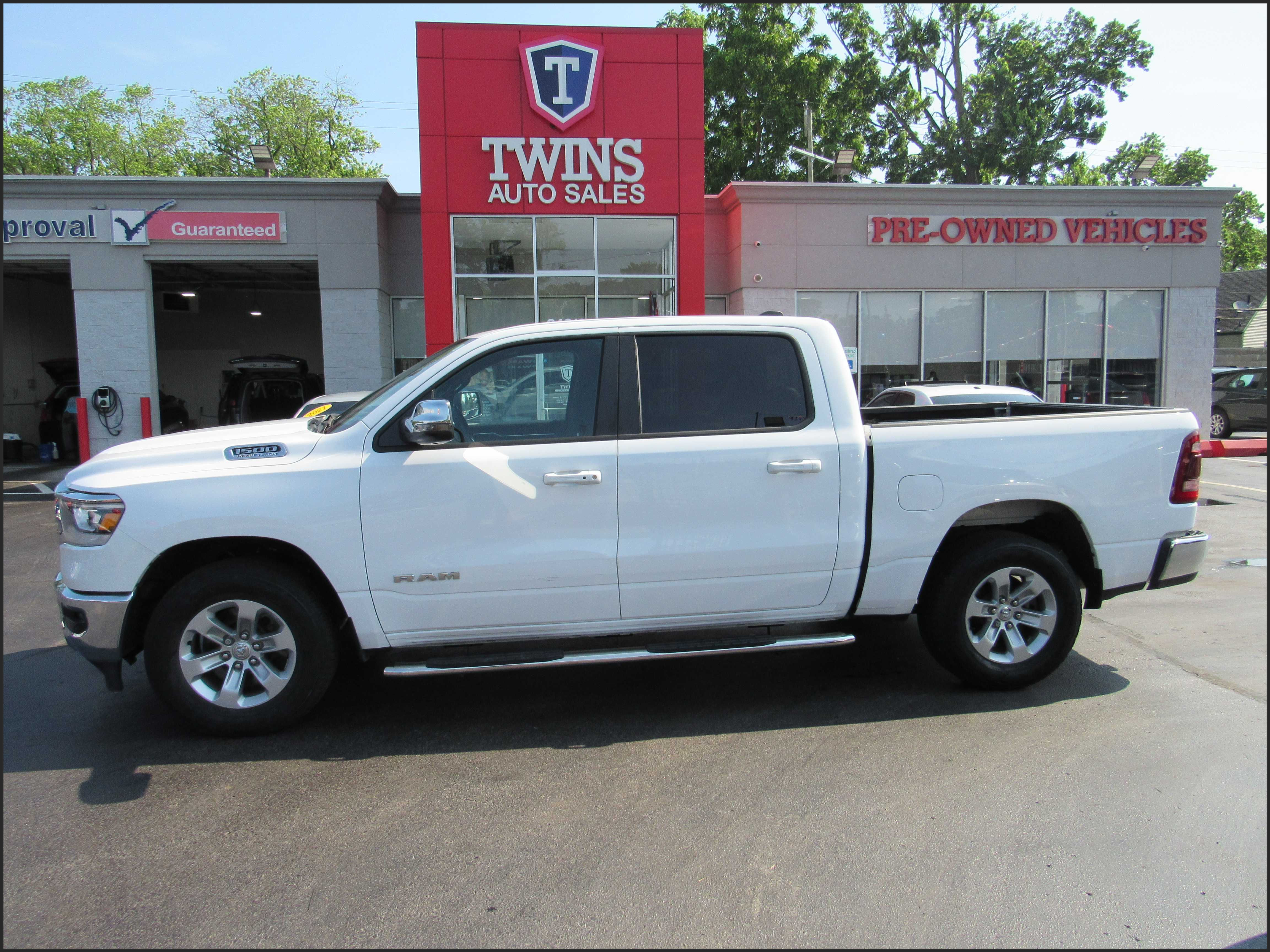 WHITE, 2023 RAM 1500 CREW CAB Image 
