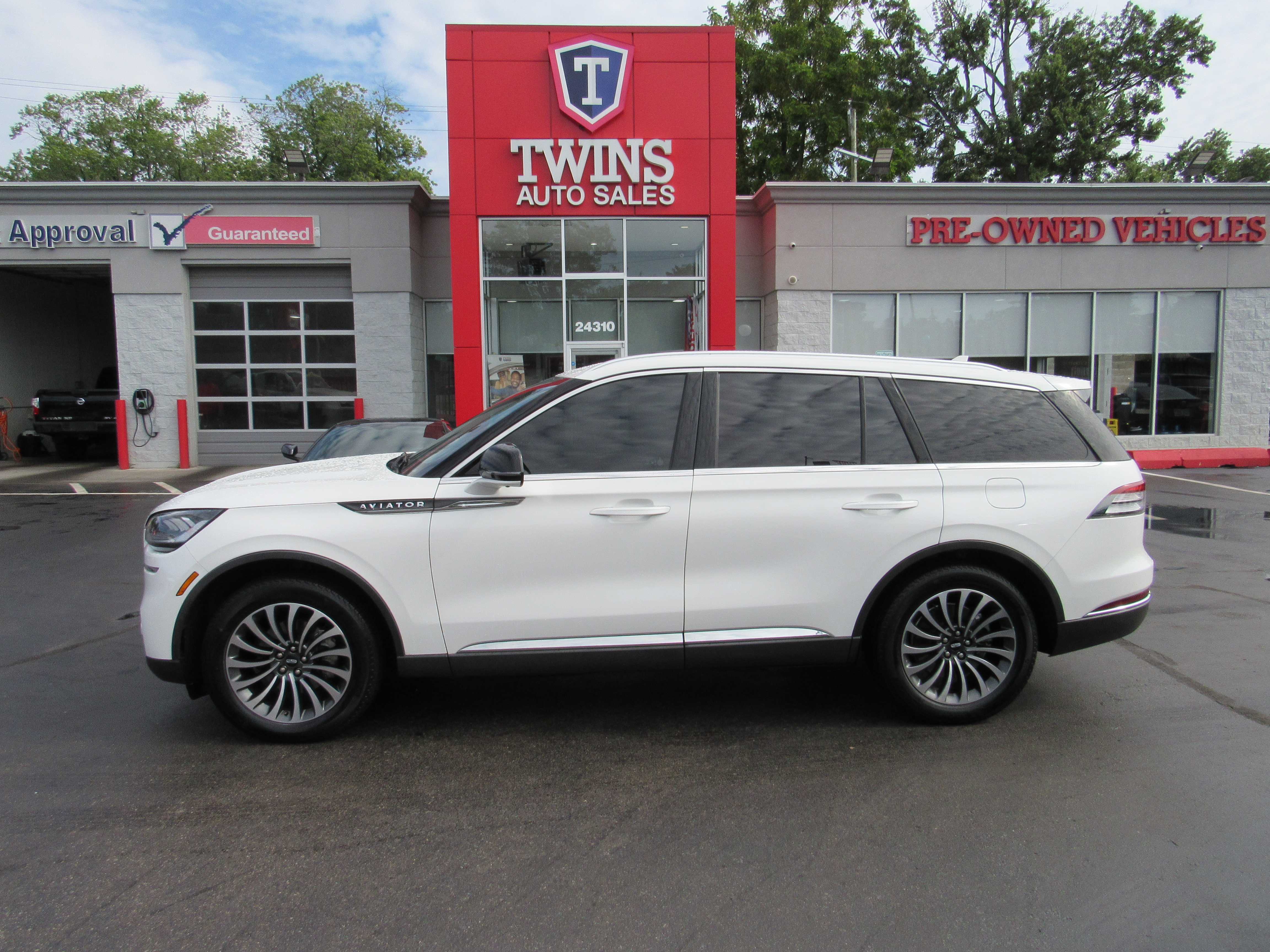 WHITE, 2021 LINCOLN AVIATOR Thumnail Image 1