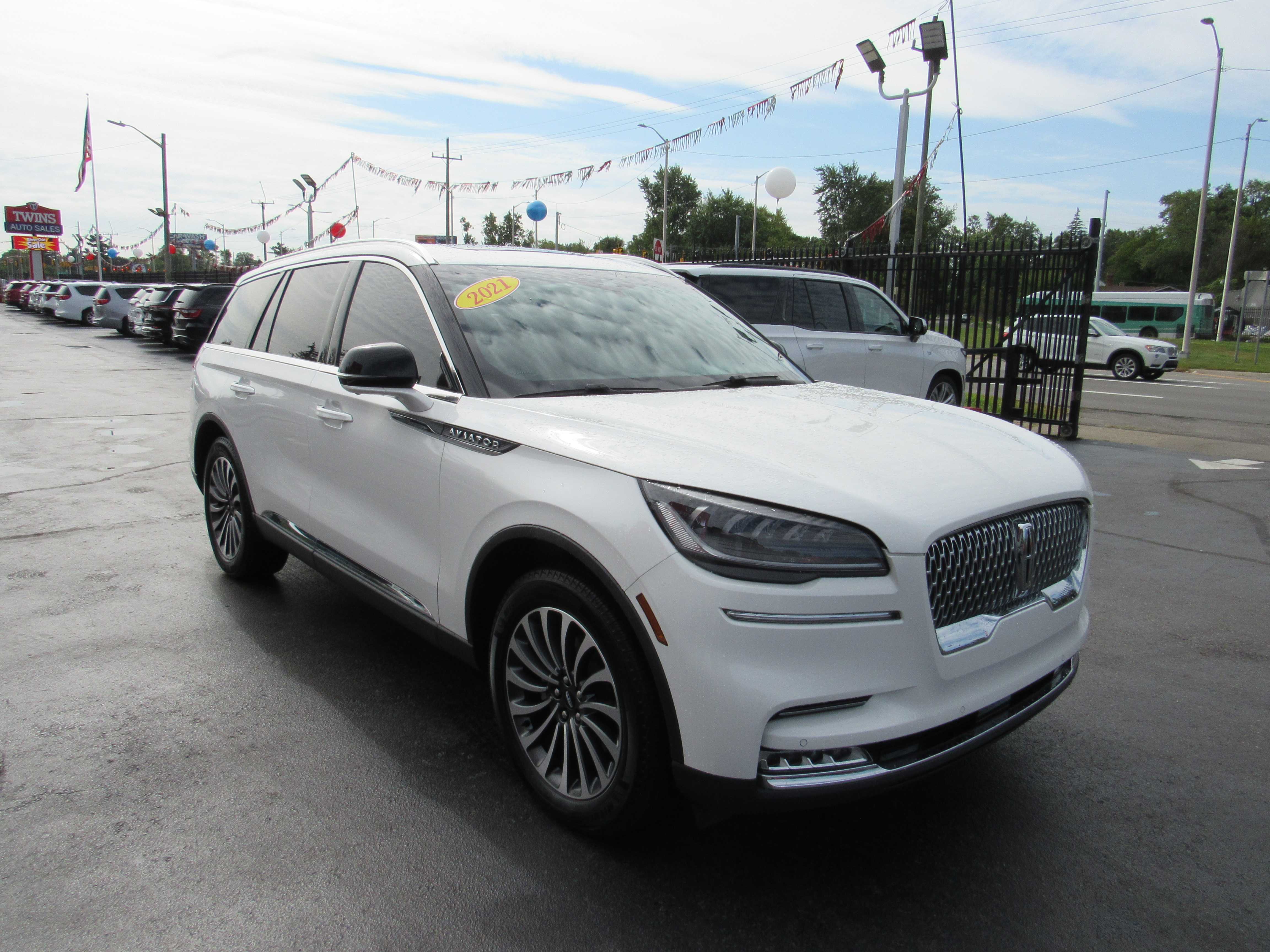 WHITE, 2021 LINCOLN AVIATOR Thumnail Image 4