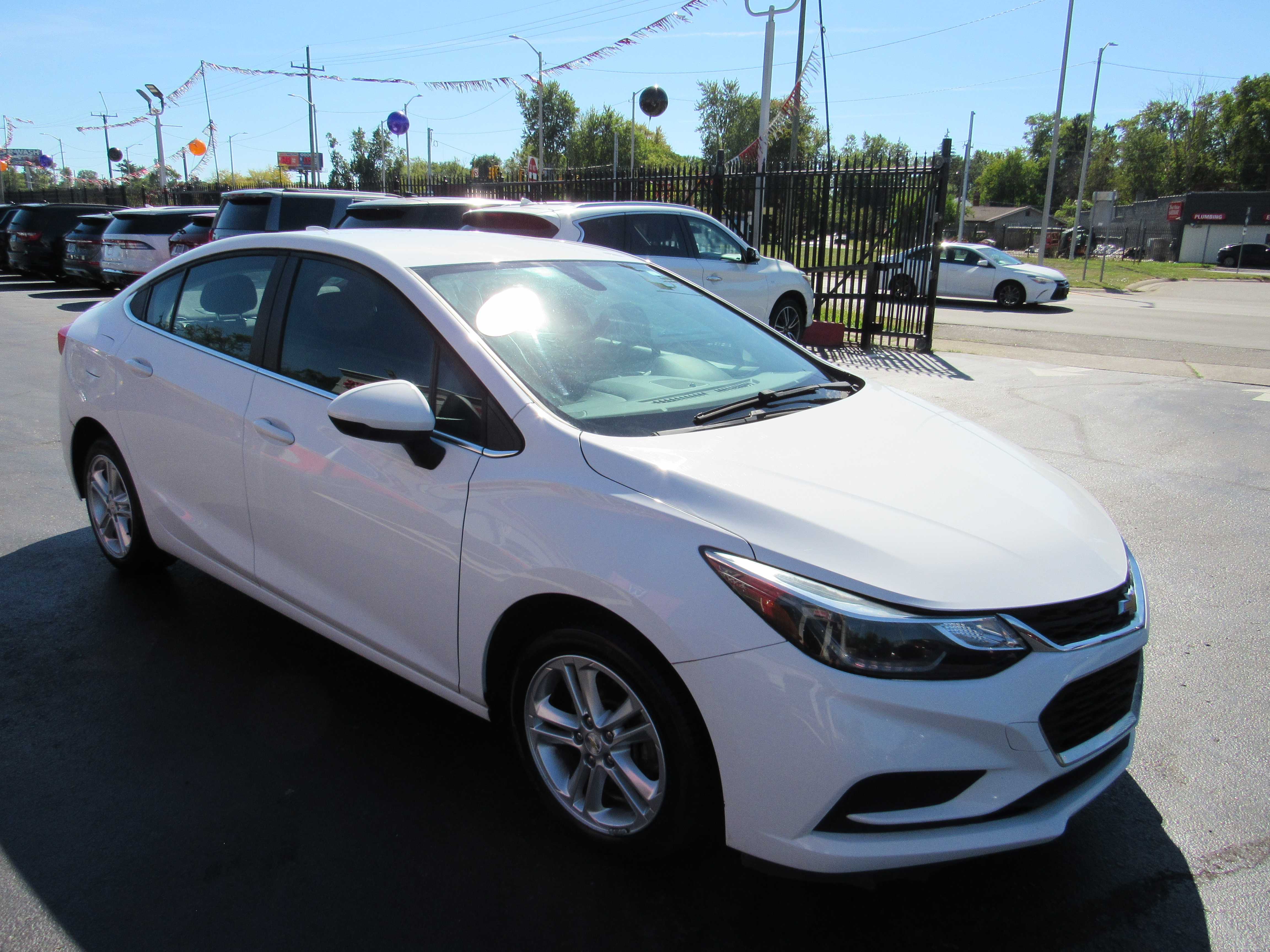 WHITE, 2018 CHEVROLET CRUZE Thumnail Image 4
