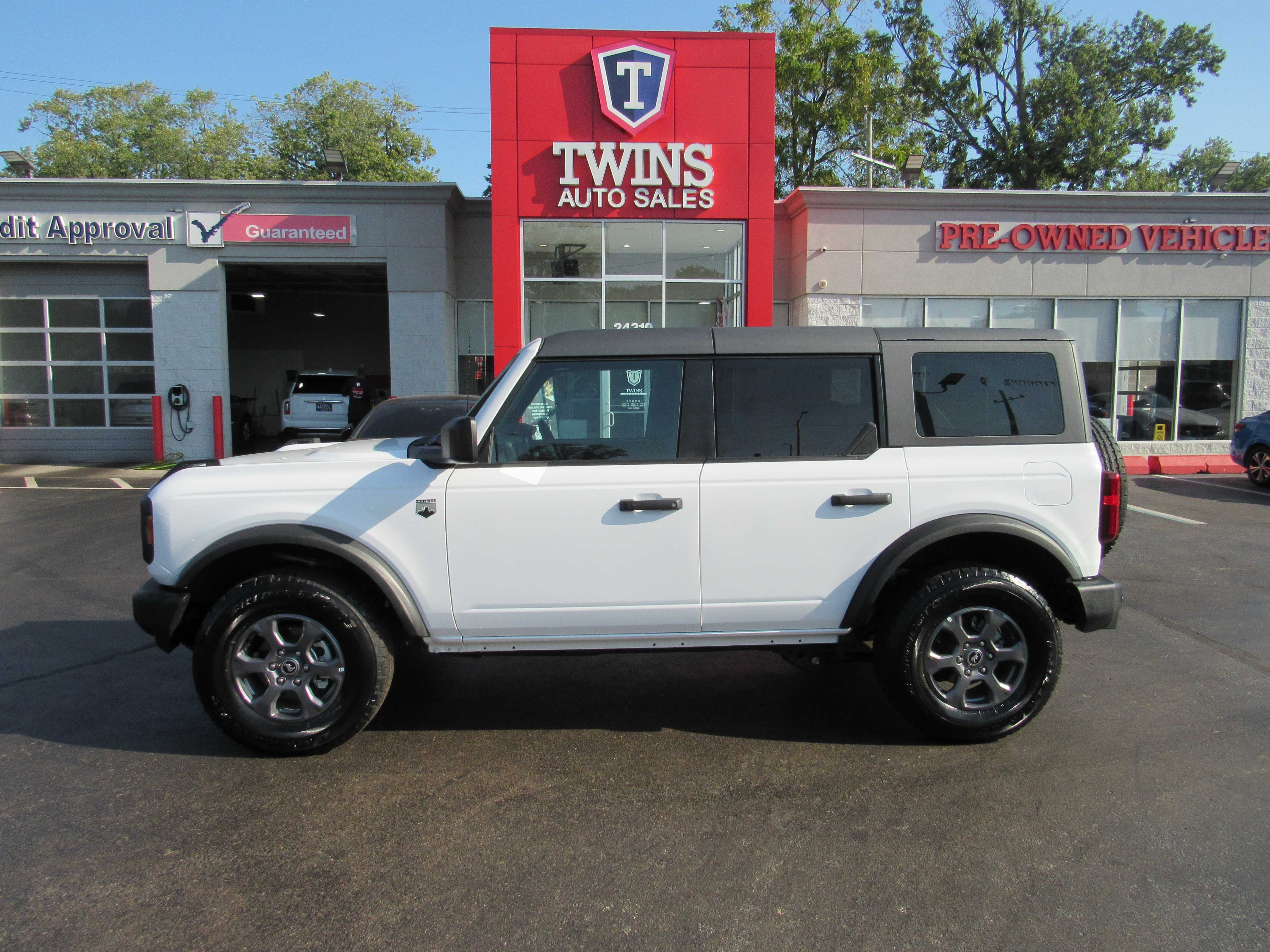 WHITE, 2025 FORD BRONCO Thumnail Image 1