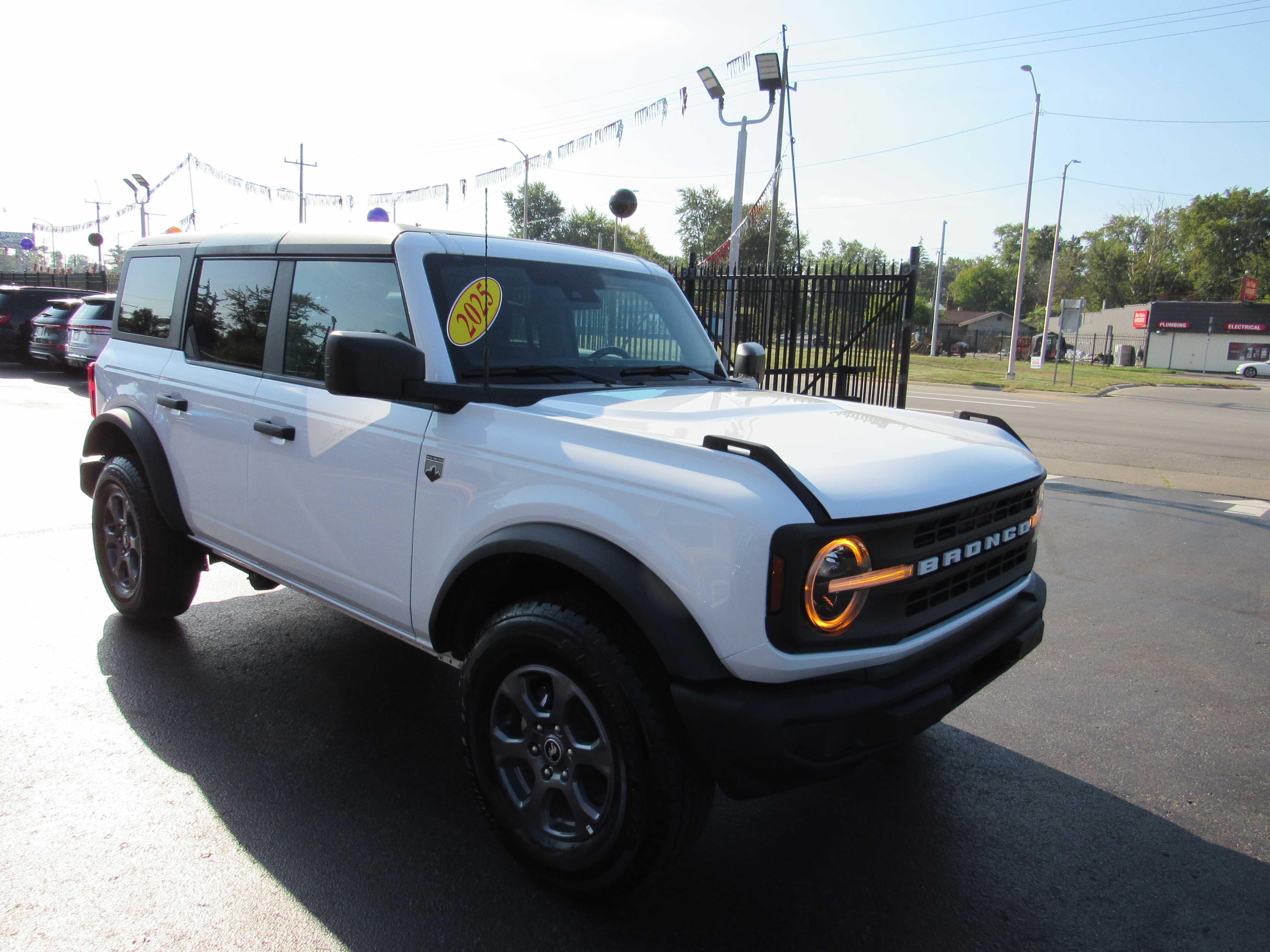 WHITE, 2025 FORD BRONCO Thumnail Image 4