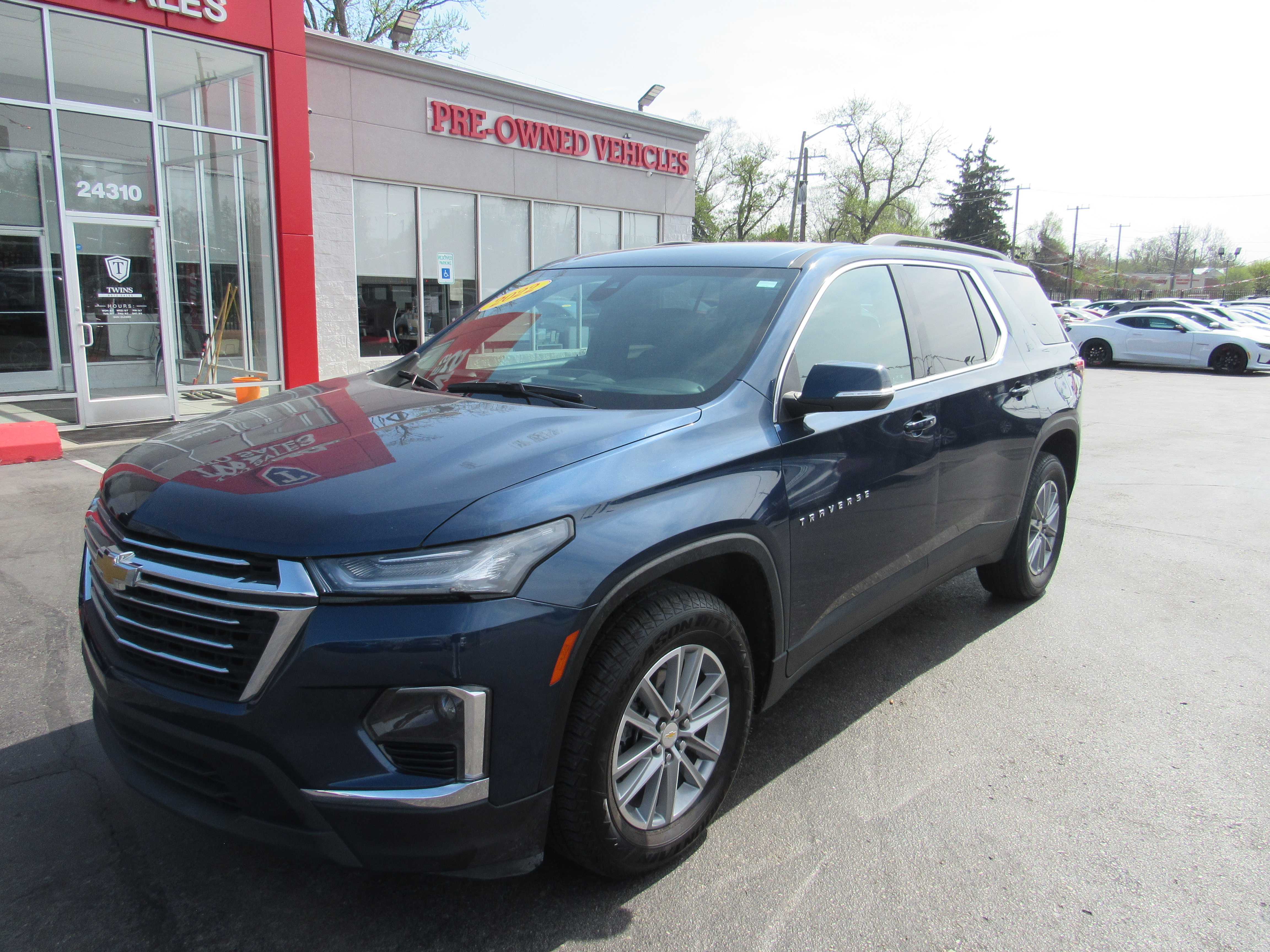 BLUE, 2022 CHEVROLET TRAVERSE Thumnail Image 2
