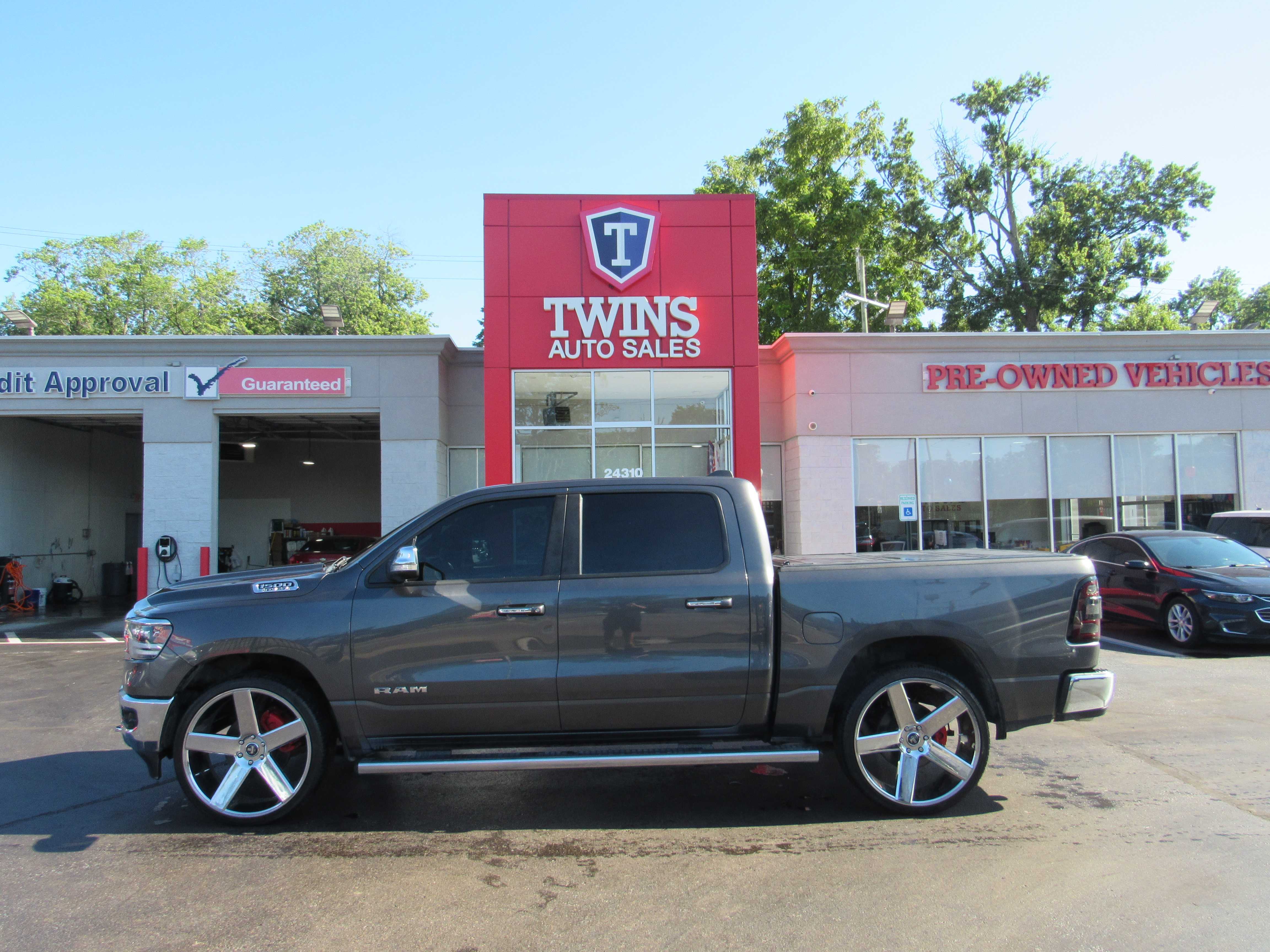 GREY, 2019 RAM 1500 CREW CAB Image 