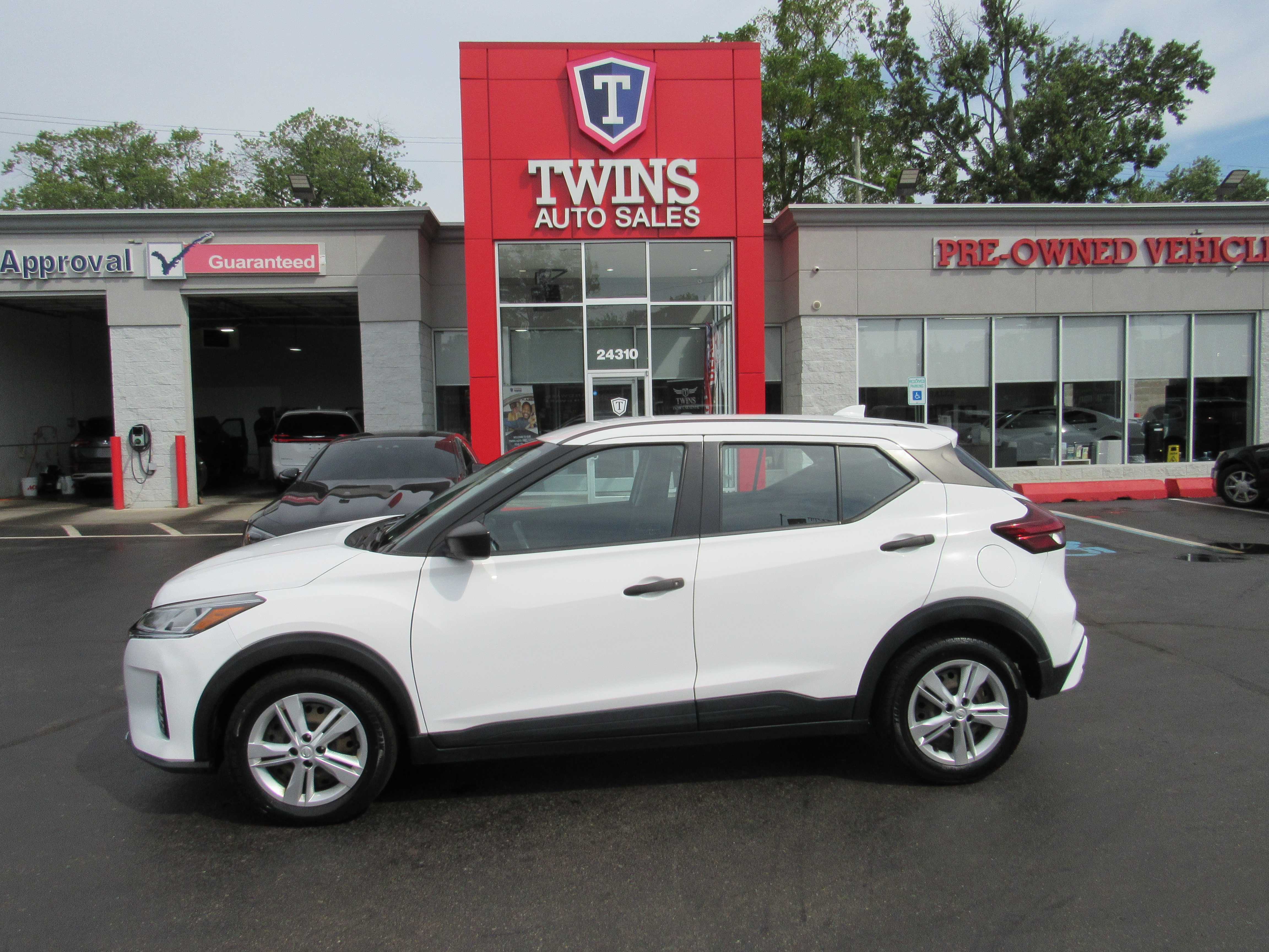WHITE, 2021 NISSAN KICKS Thumnail Image 1