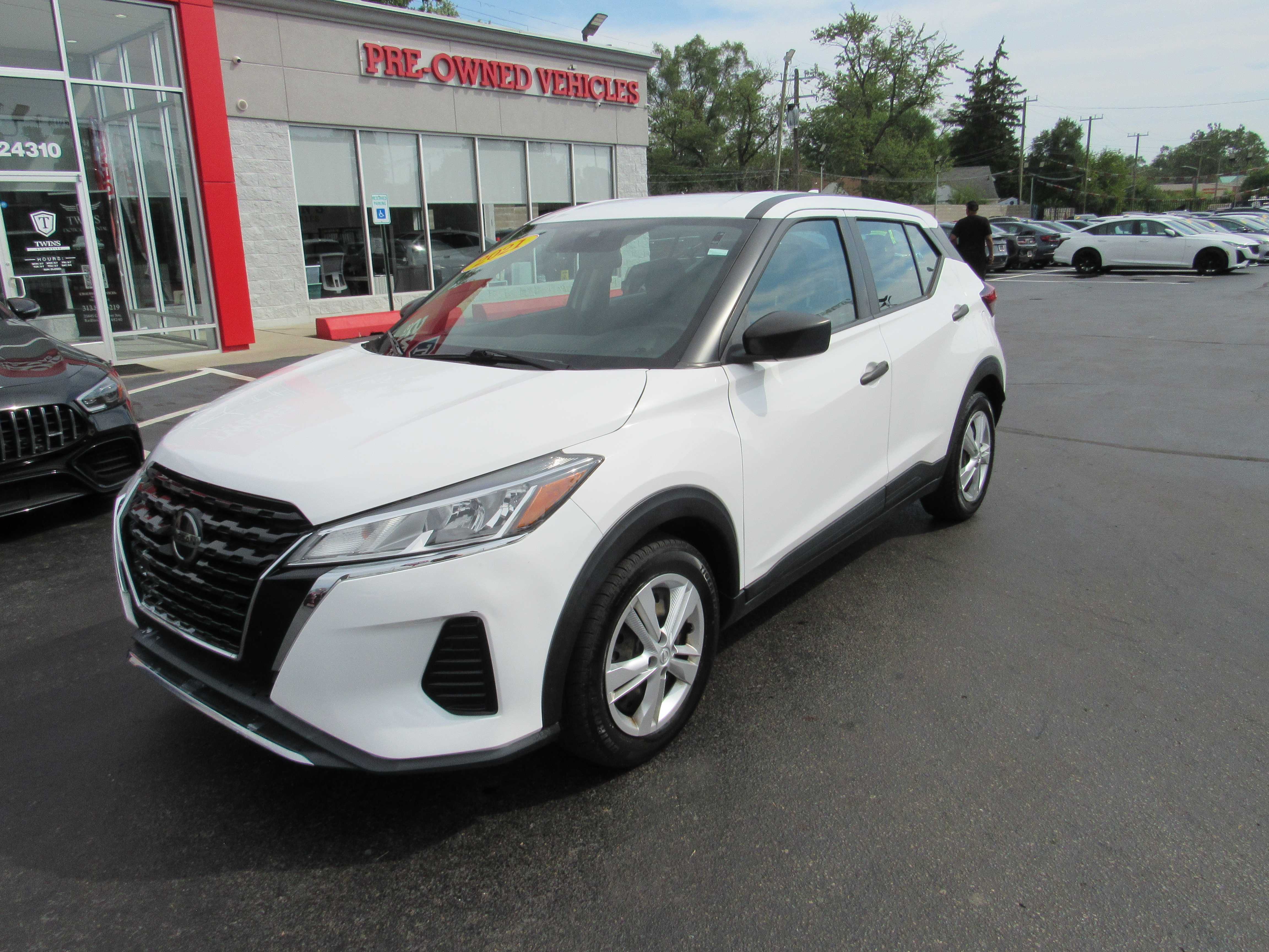 WHITE, 2021 NISSAN KICKS Thumnail Image 2