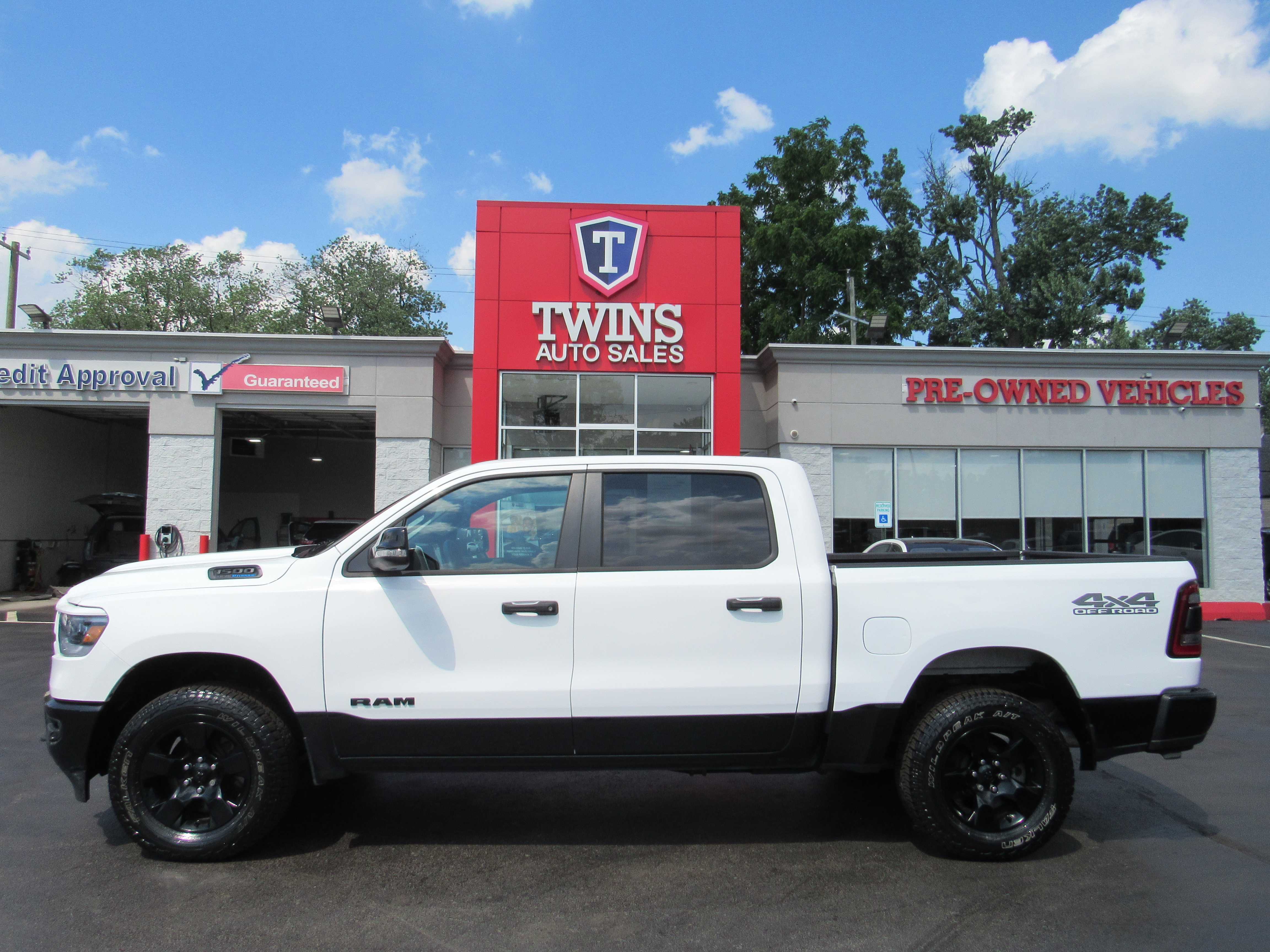 WHITE, 2023 RAM 1500 CREW CAB Thumnail Image 1