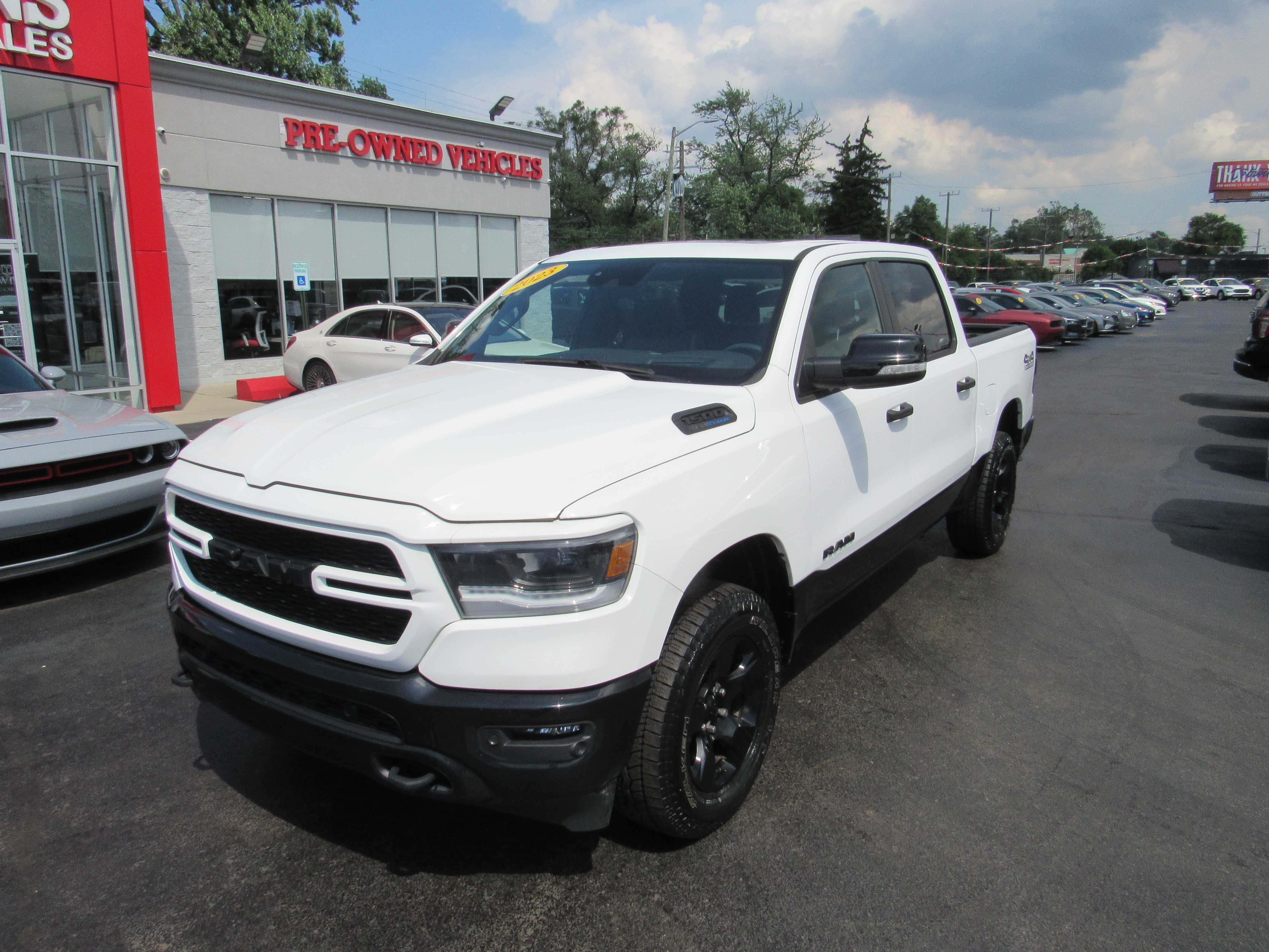 WHITE, 2023 RAM 1500 CREW CAB Thumnail Image 2