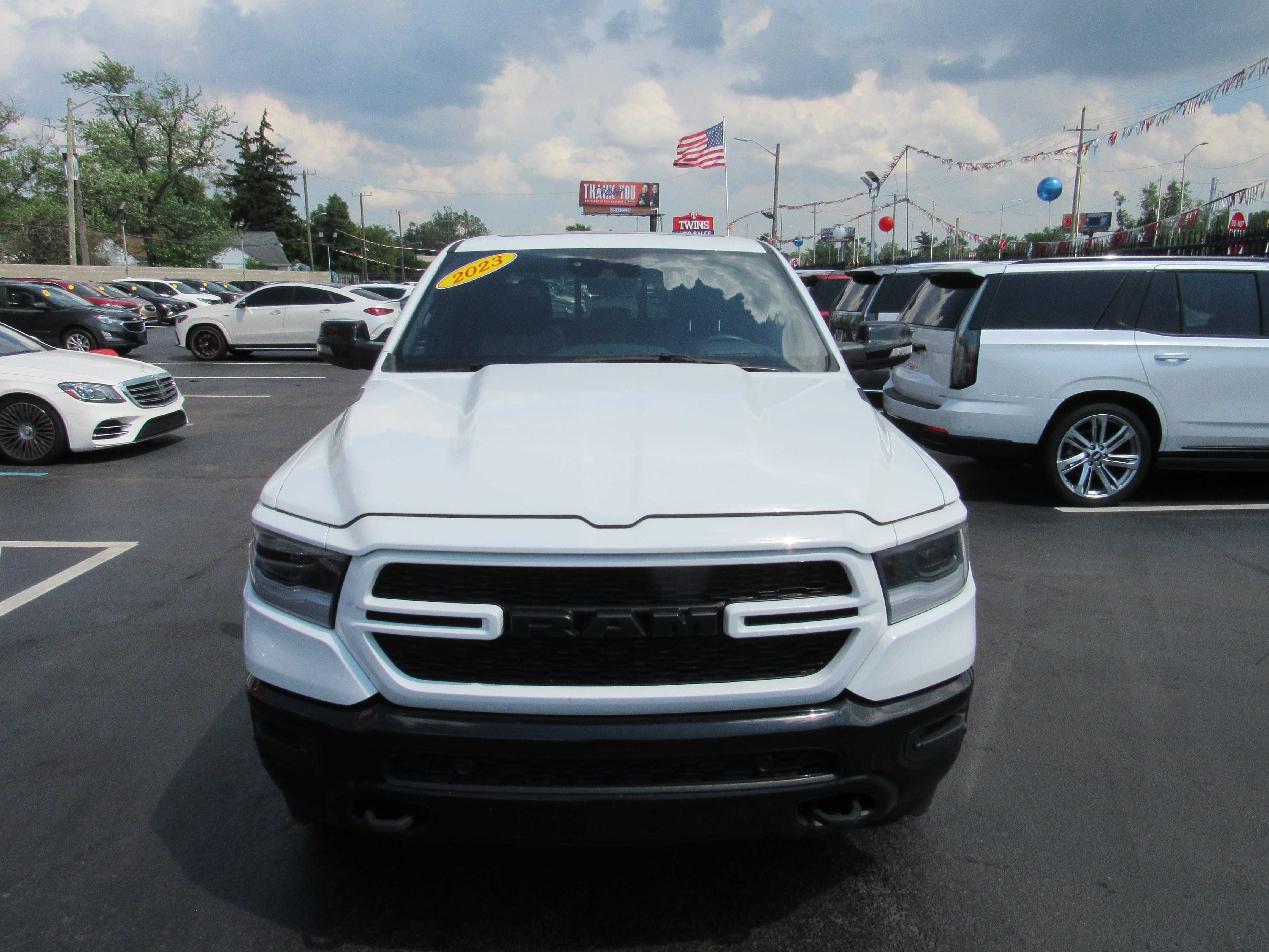 WHITE, 2023 RAM 1500 CREW CAB Thumnail Image 3