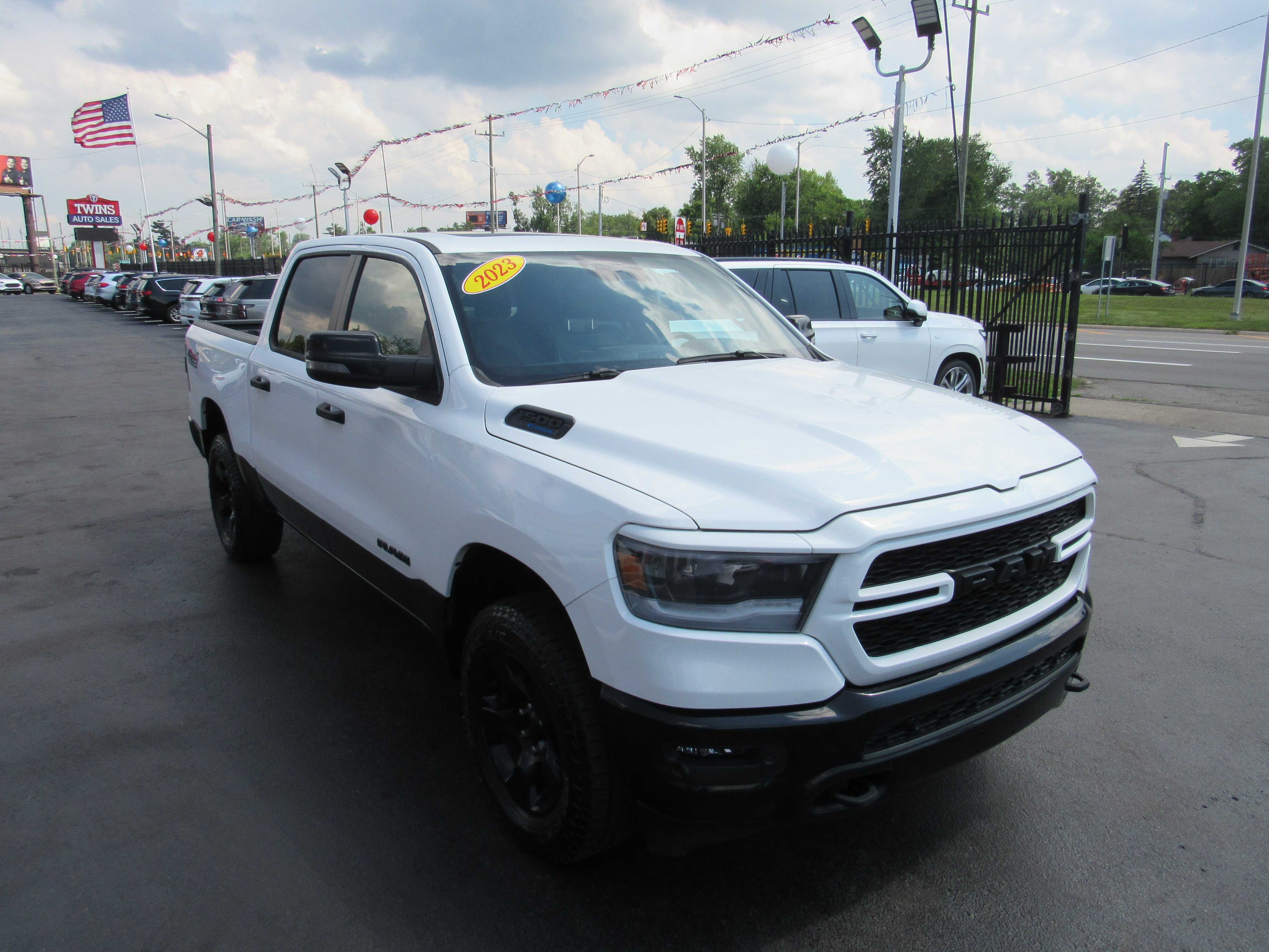 WHITE, 2023 RAM 1500 CREW CAB Thumnail Image 4