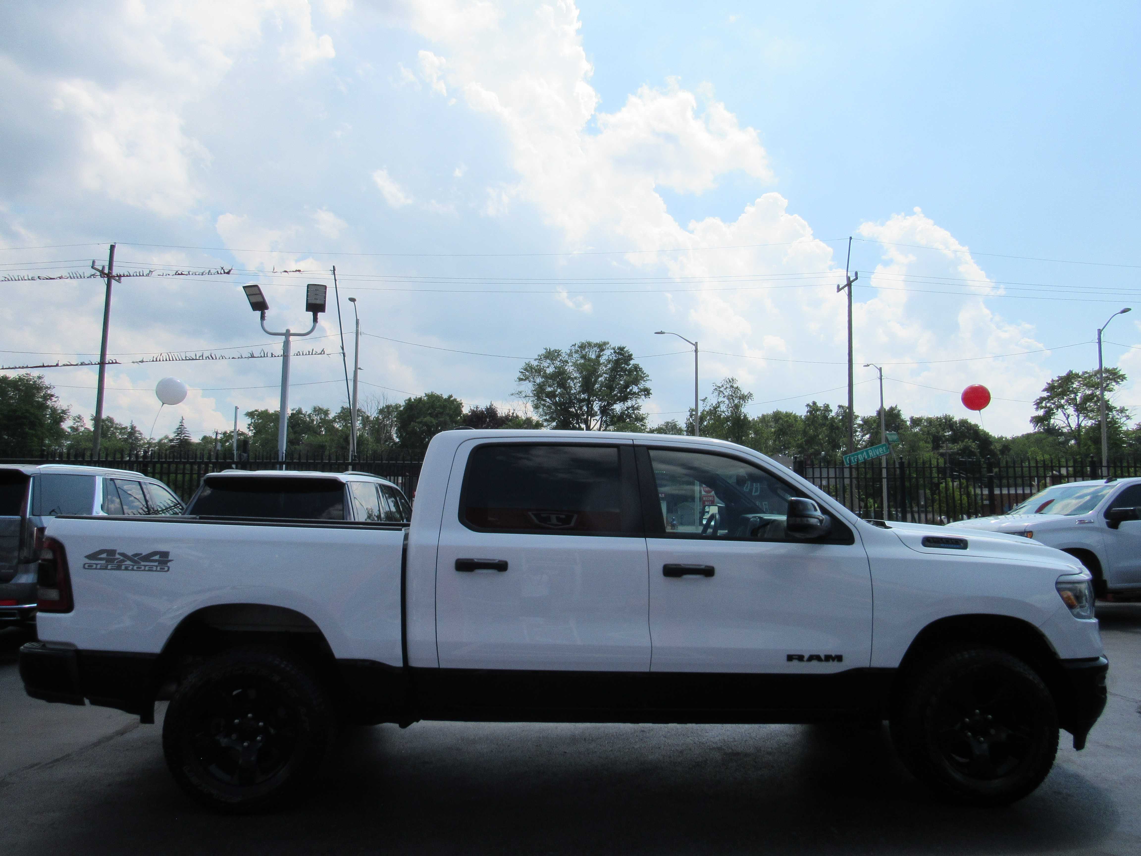 WHITE, 2023 RAM 1500 CREW CAB Thumnail Image 5