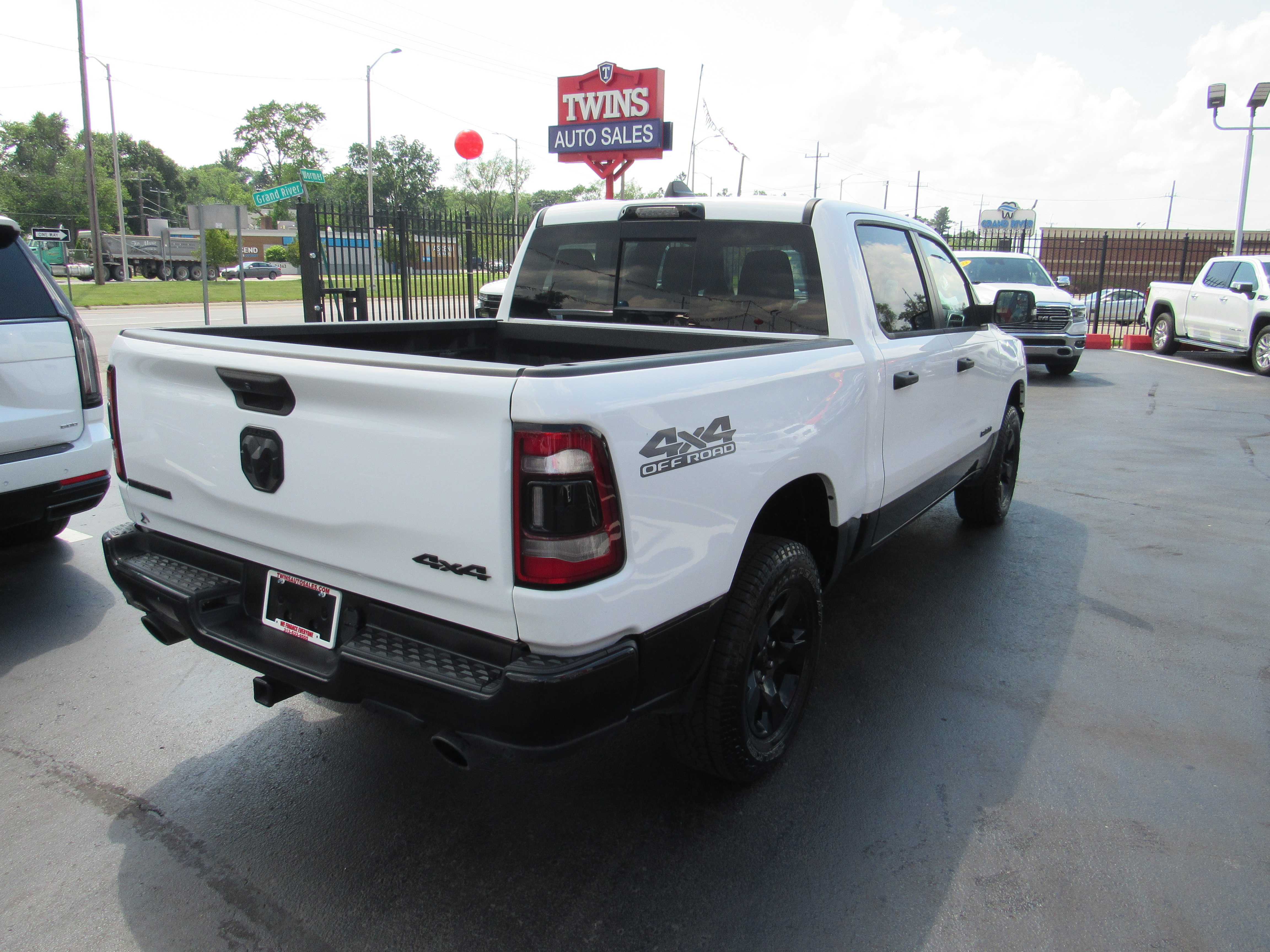 WHITE, 2023 RAM 1500 CREW CAB Thumnail Image 6