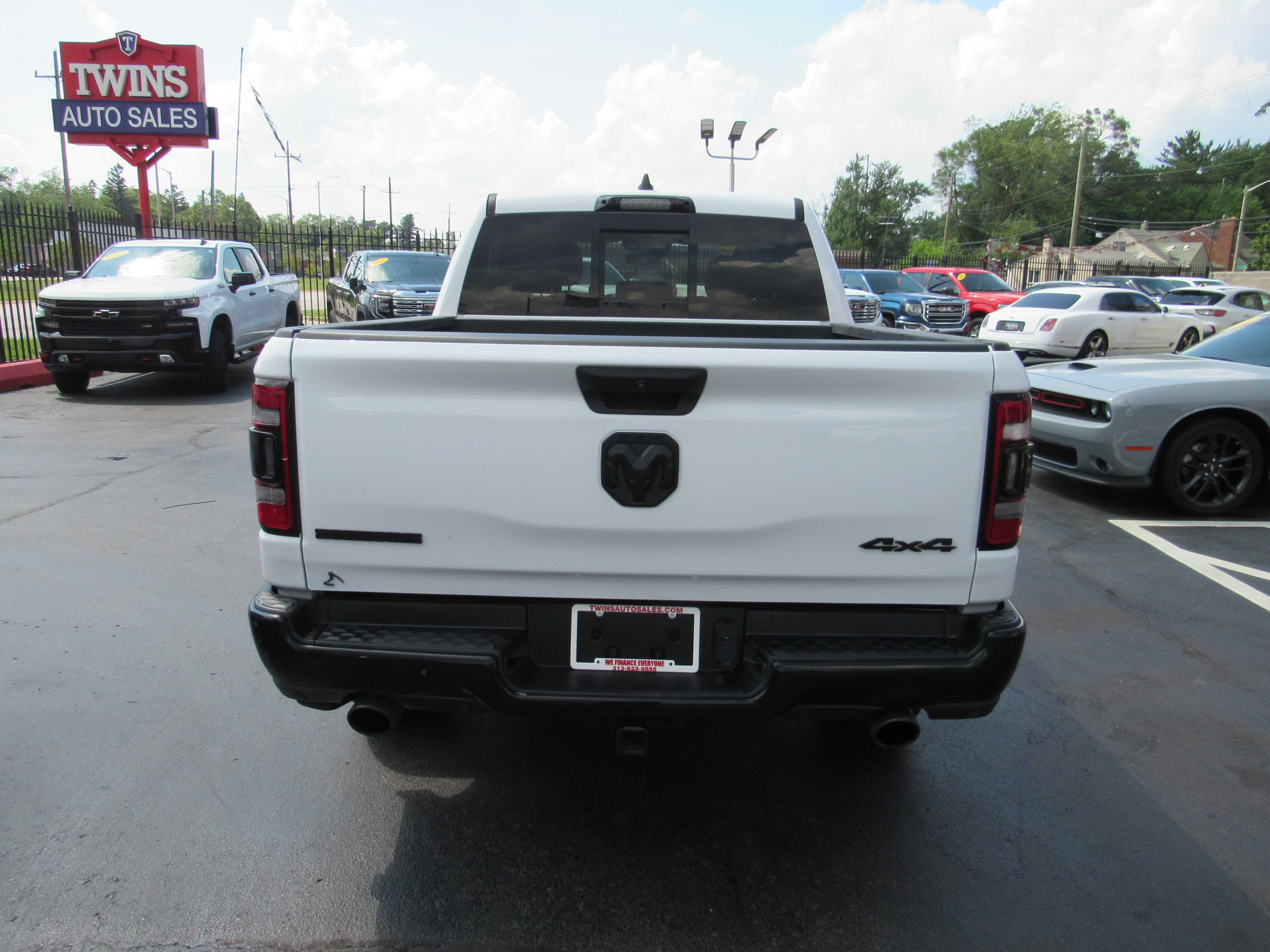 WHITE, 2023 RAM 1500 CREW CAB Thumnail Image 7