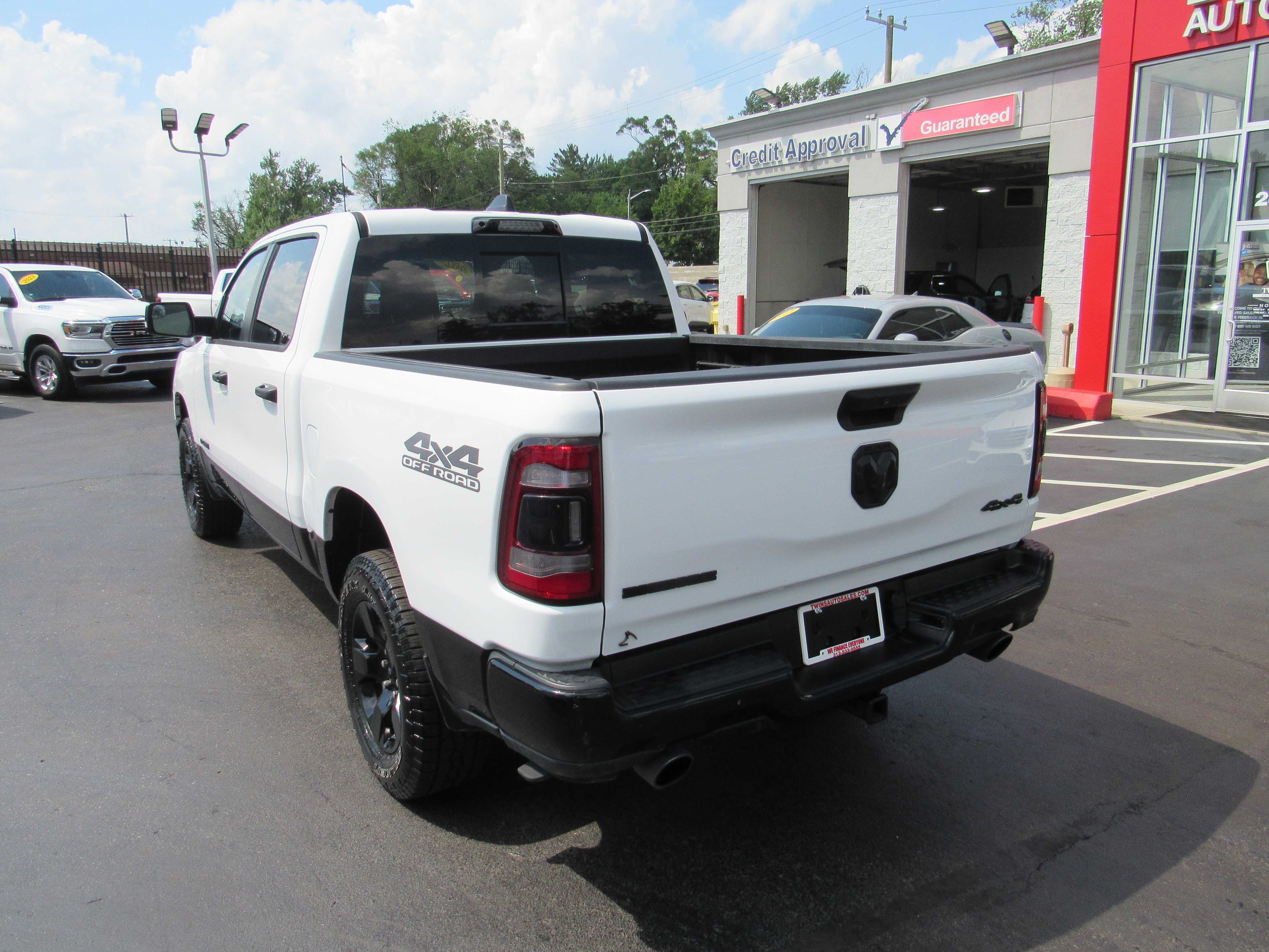 WHITE, 2023 RAM 1500 CREW CAB Thumnail Image 8