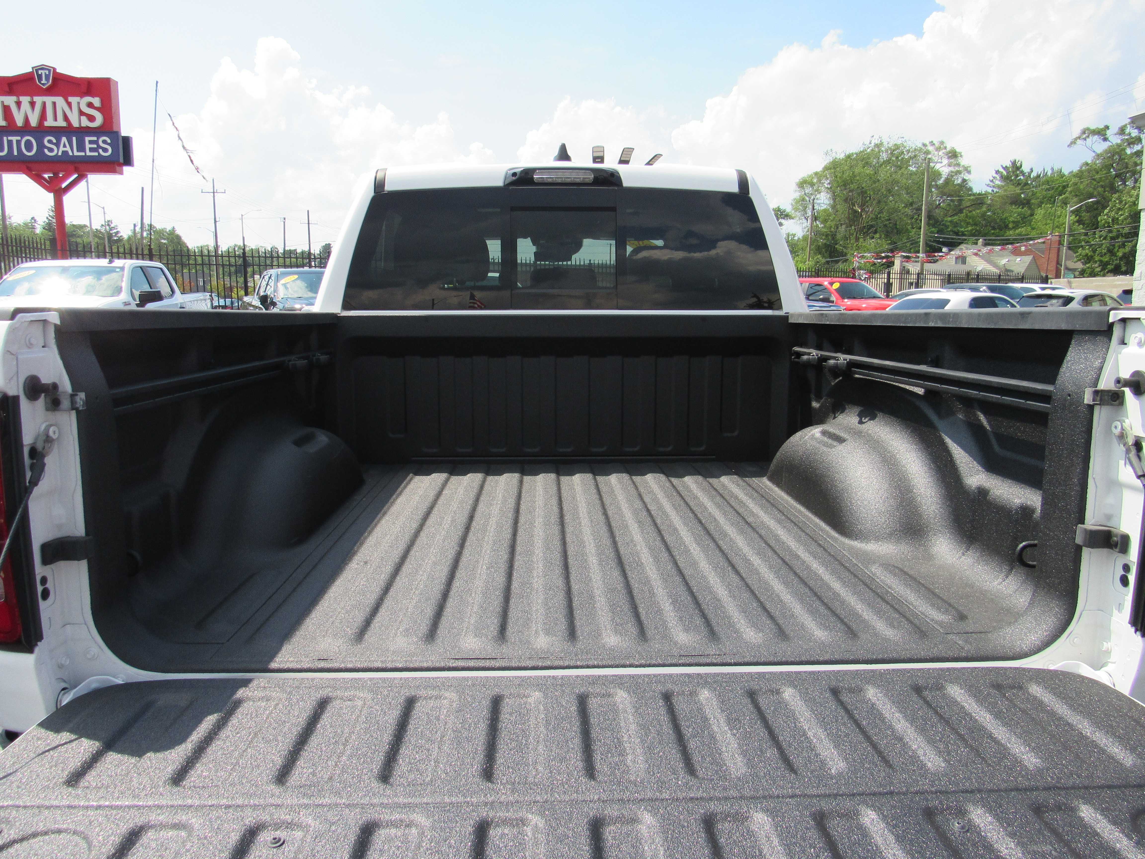 WHITE, 2023 RAM 1500 CREW CAB Thumnail Image 9