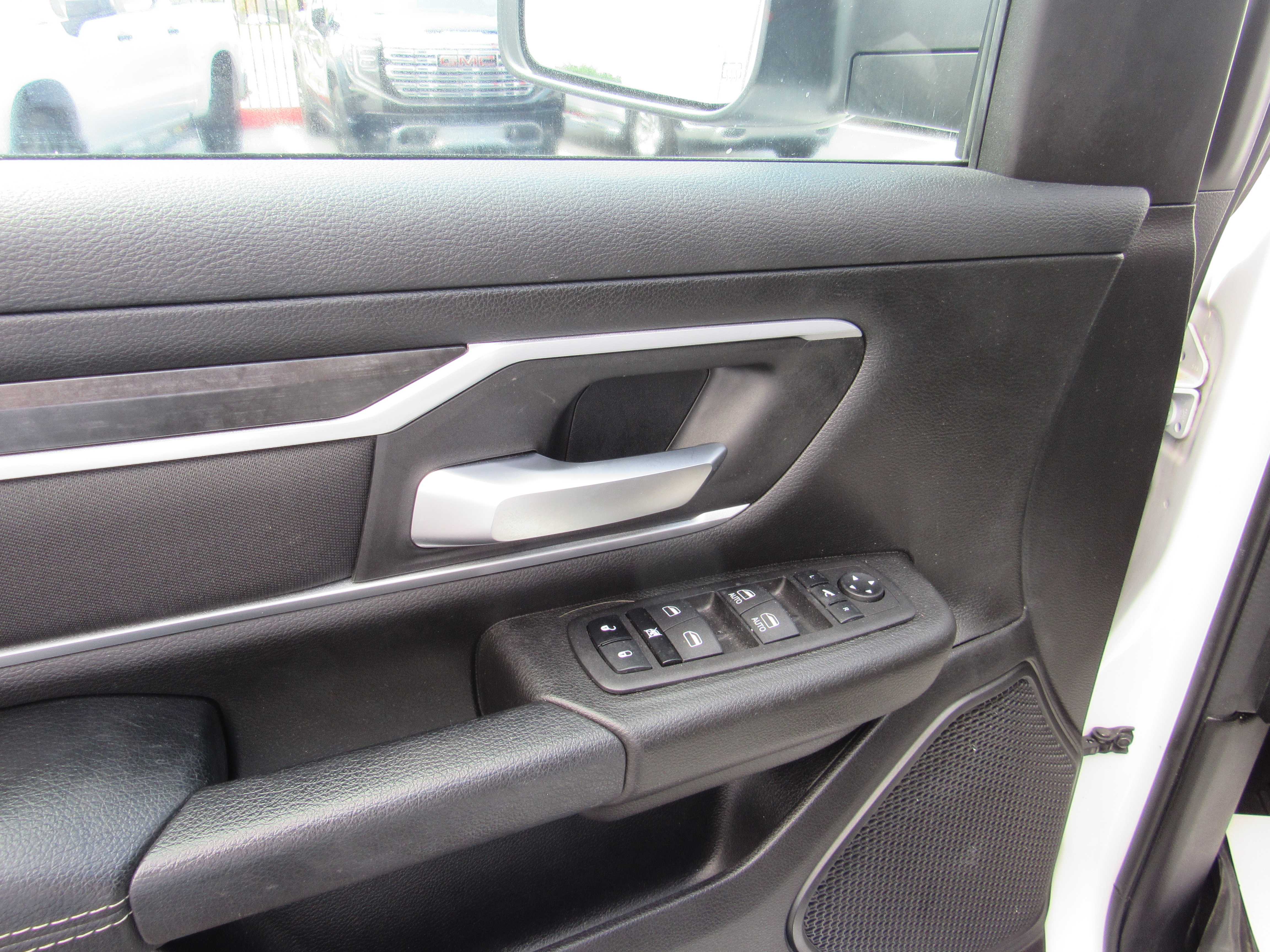 WHITE, 2023 RAM 1500 CREW CAB Thumnail Image 10