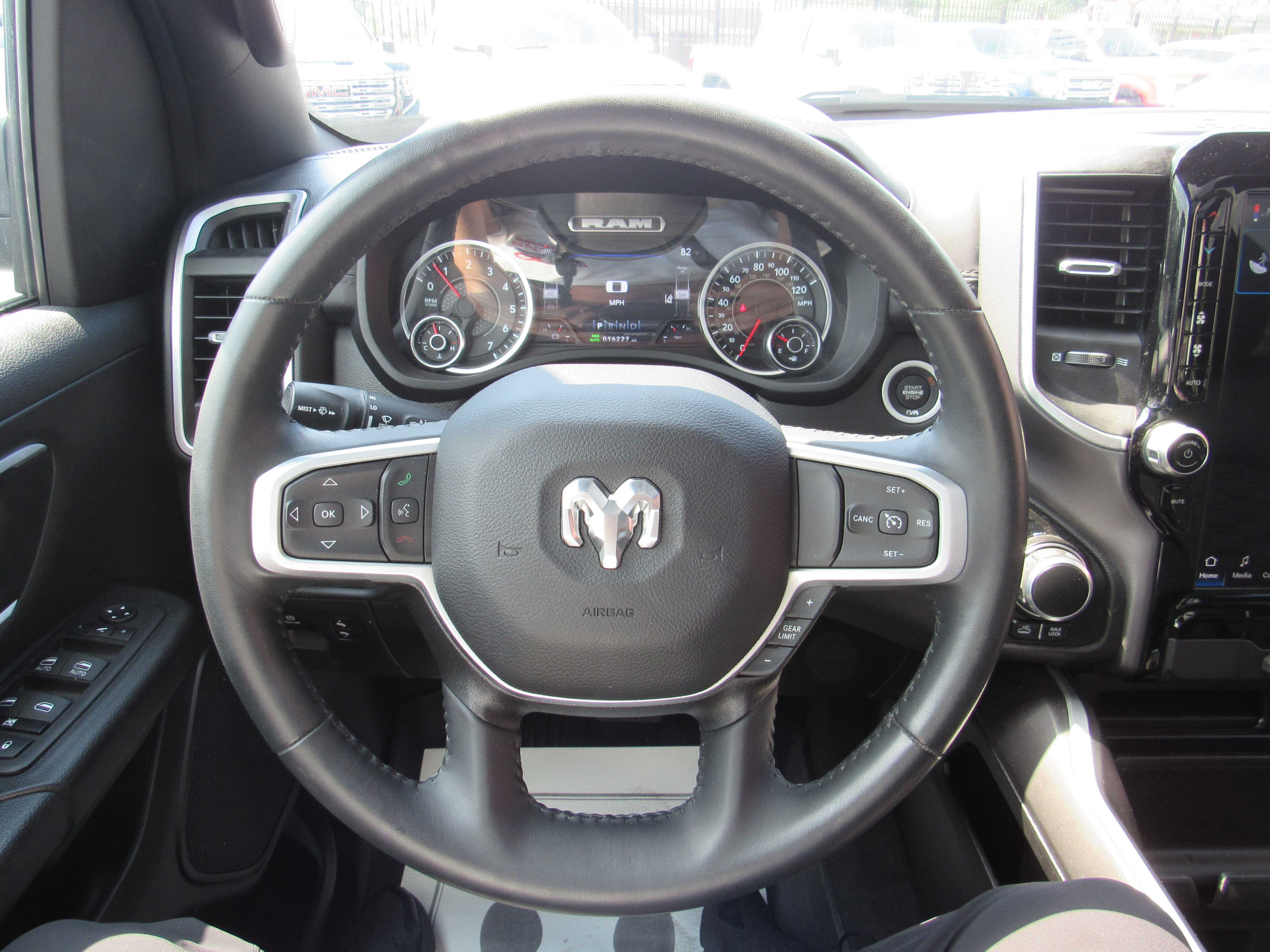 WHITE, 2023 RAM 1500 CREW CAB Thumnail Image 13