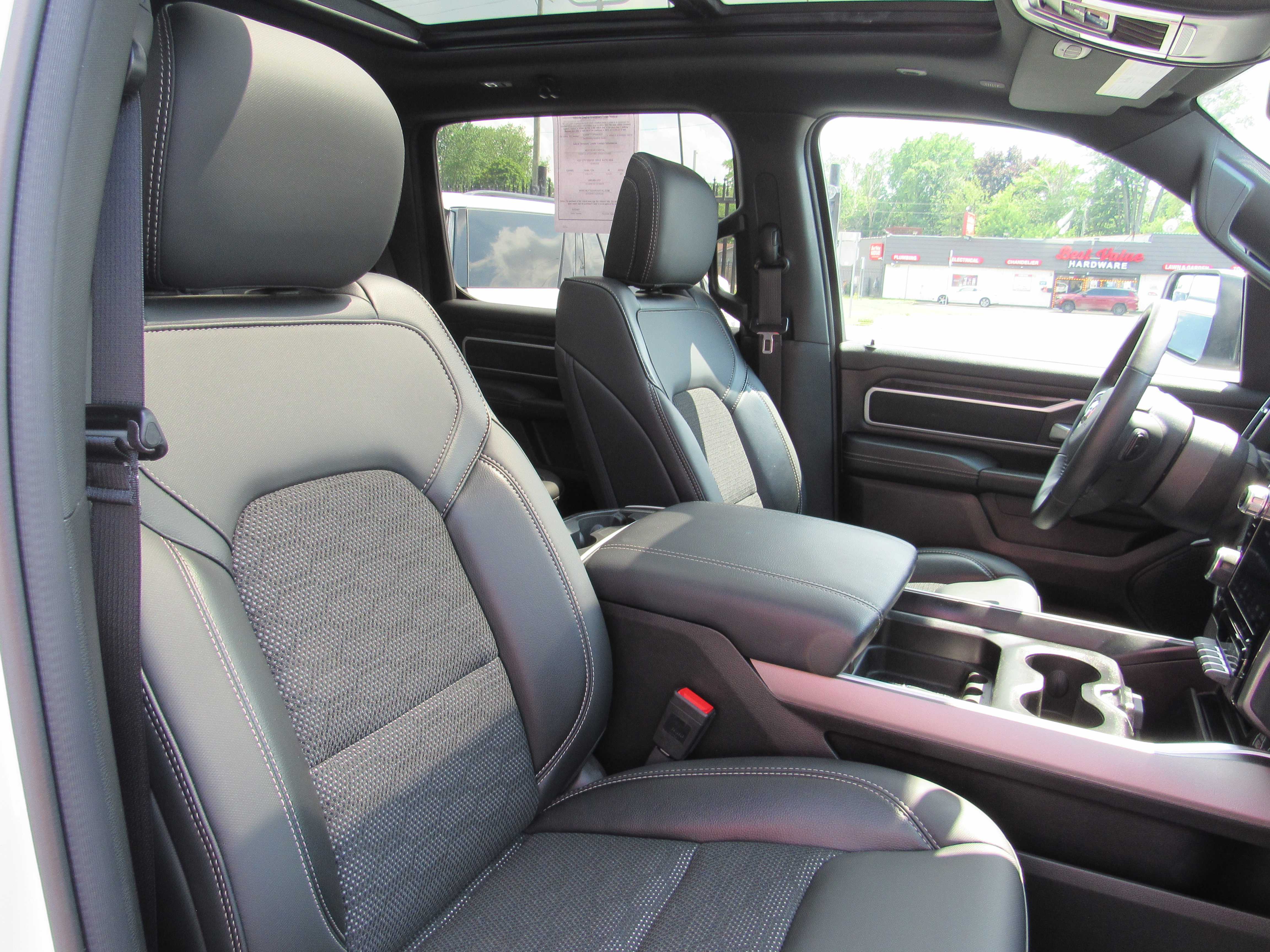 WHITE, 2023 RAM 1500 CREW CAB Thumnail Image 25