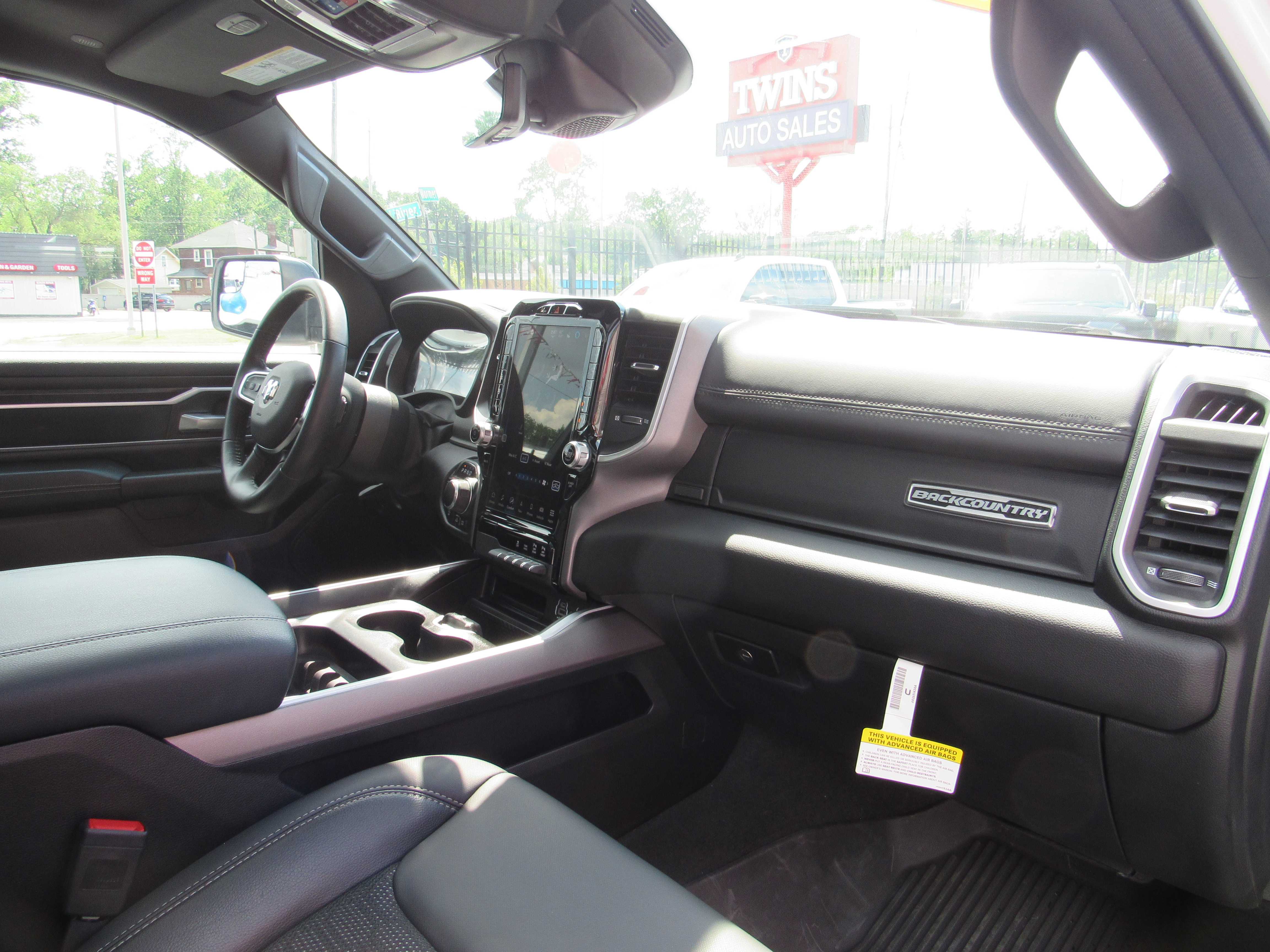 WHITE, 2023 RAM 1500 CREW CAB Thumnail Image 26