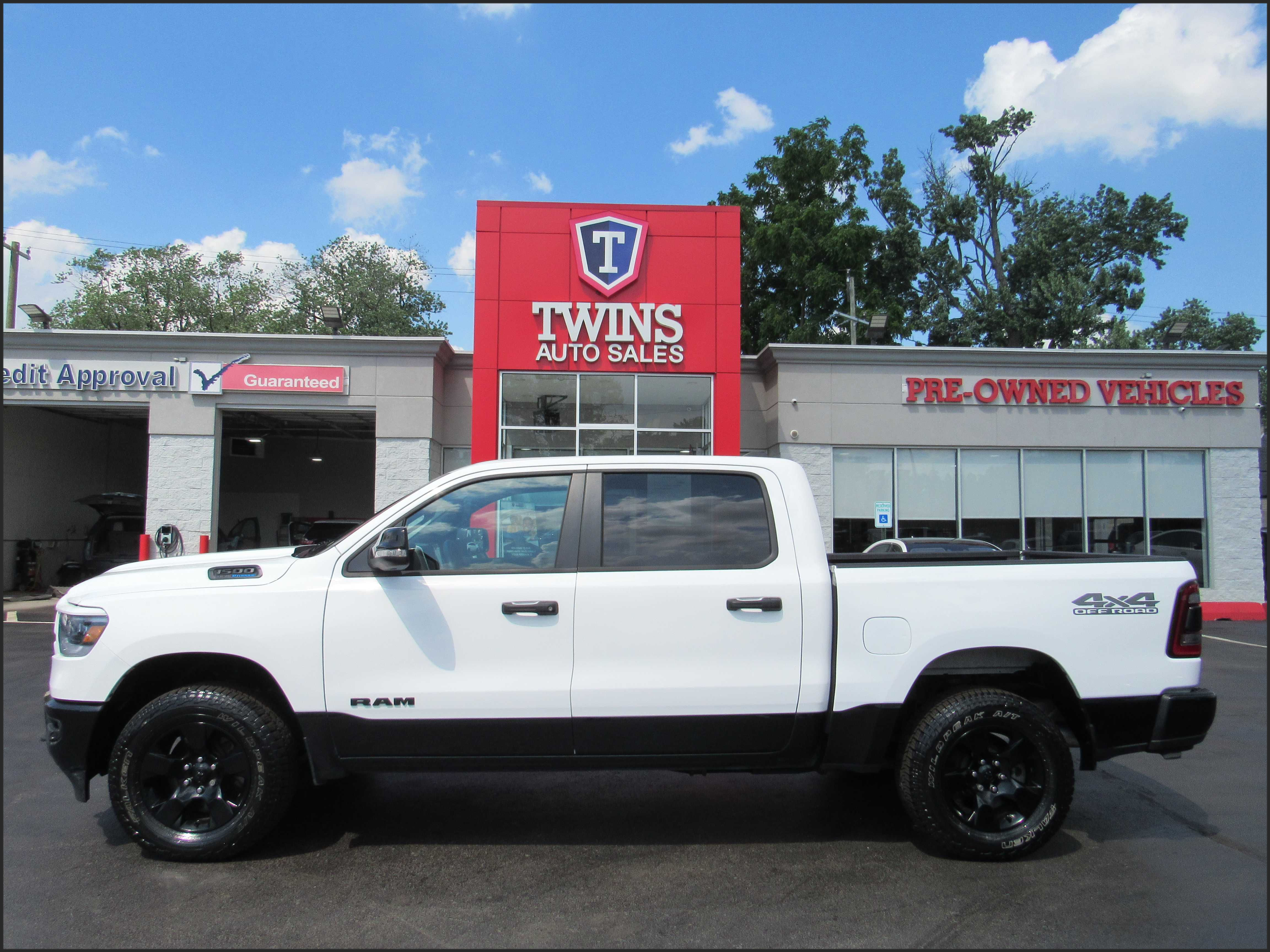 WHITE, 2023 RAM 1500 CREW CAB Image 