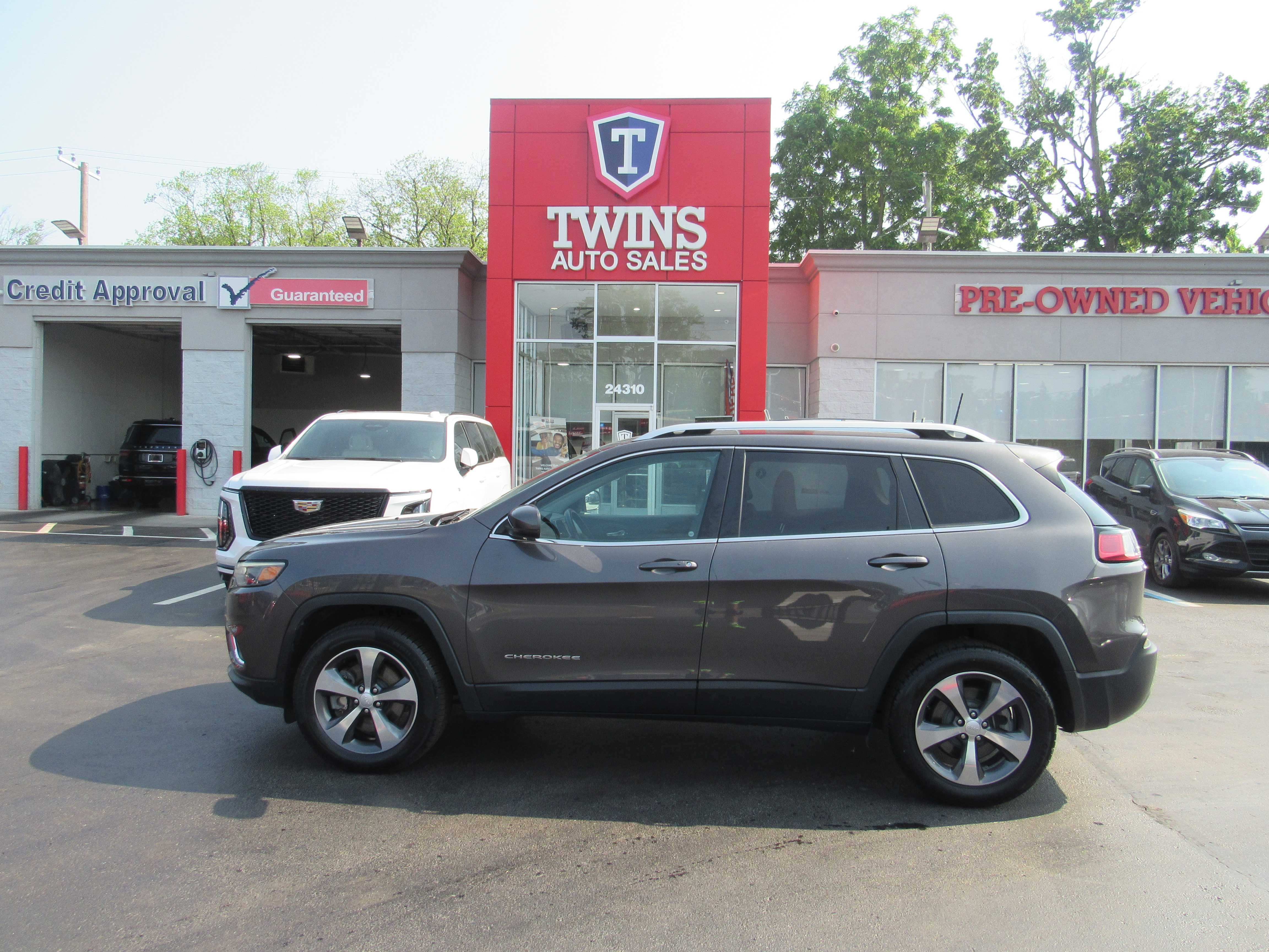 GREY, 2019 JEEP CHEROKEE Image 