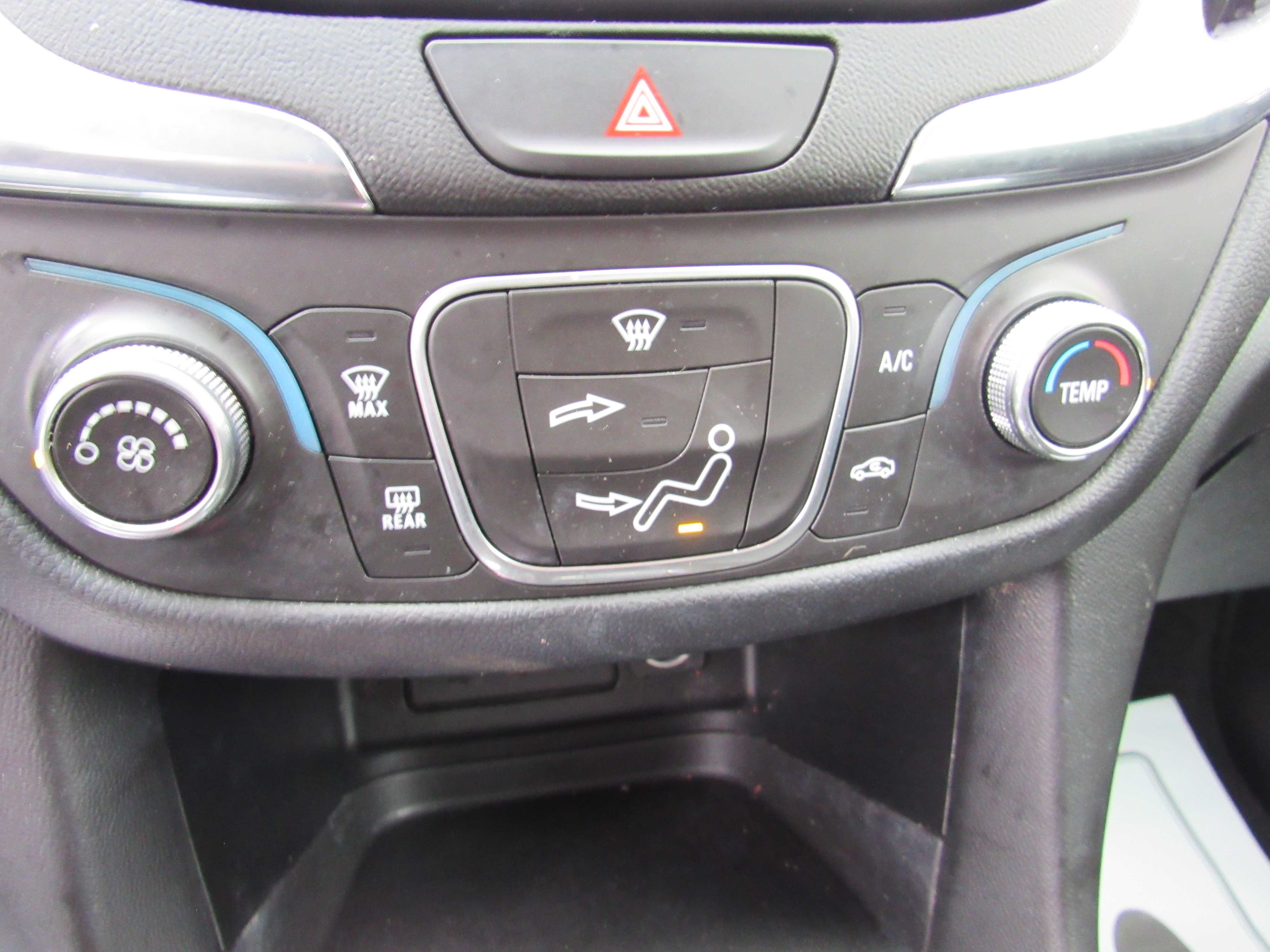 WHITE, 2020 CHEVROLET EQUINOX Thumnail Image 14