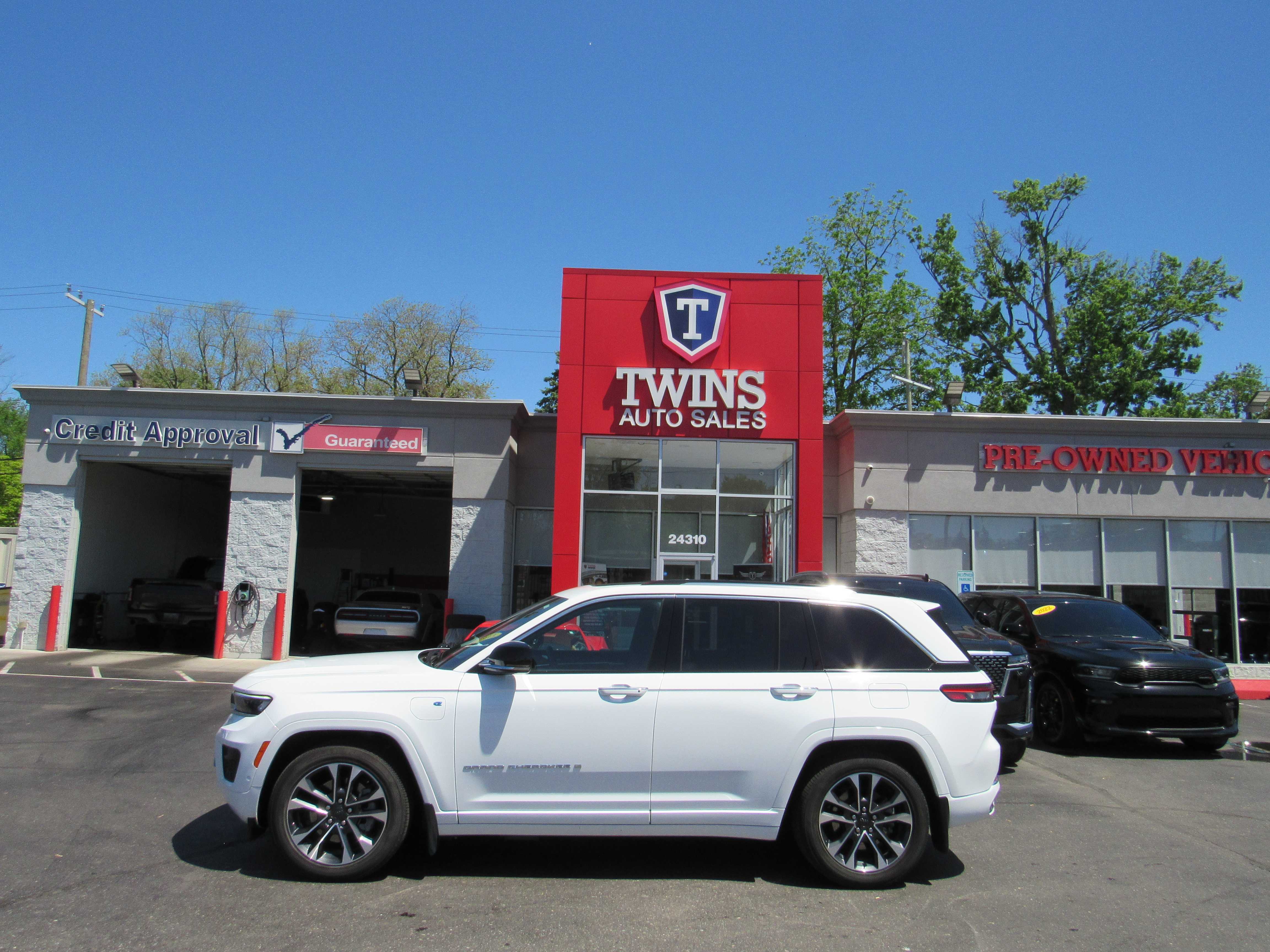 WHITE, 2023 JEEP GRAND CHEROKEE 4XE Thumnail Image 1