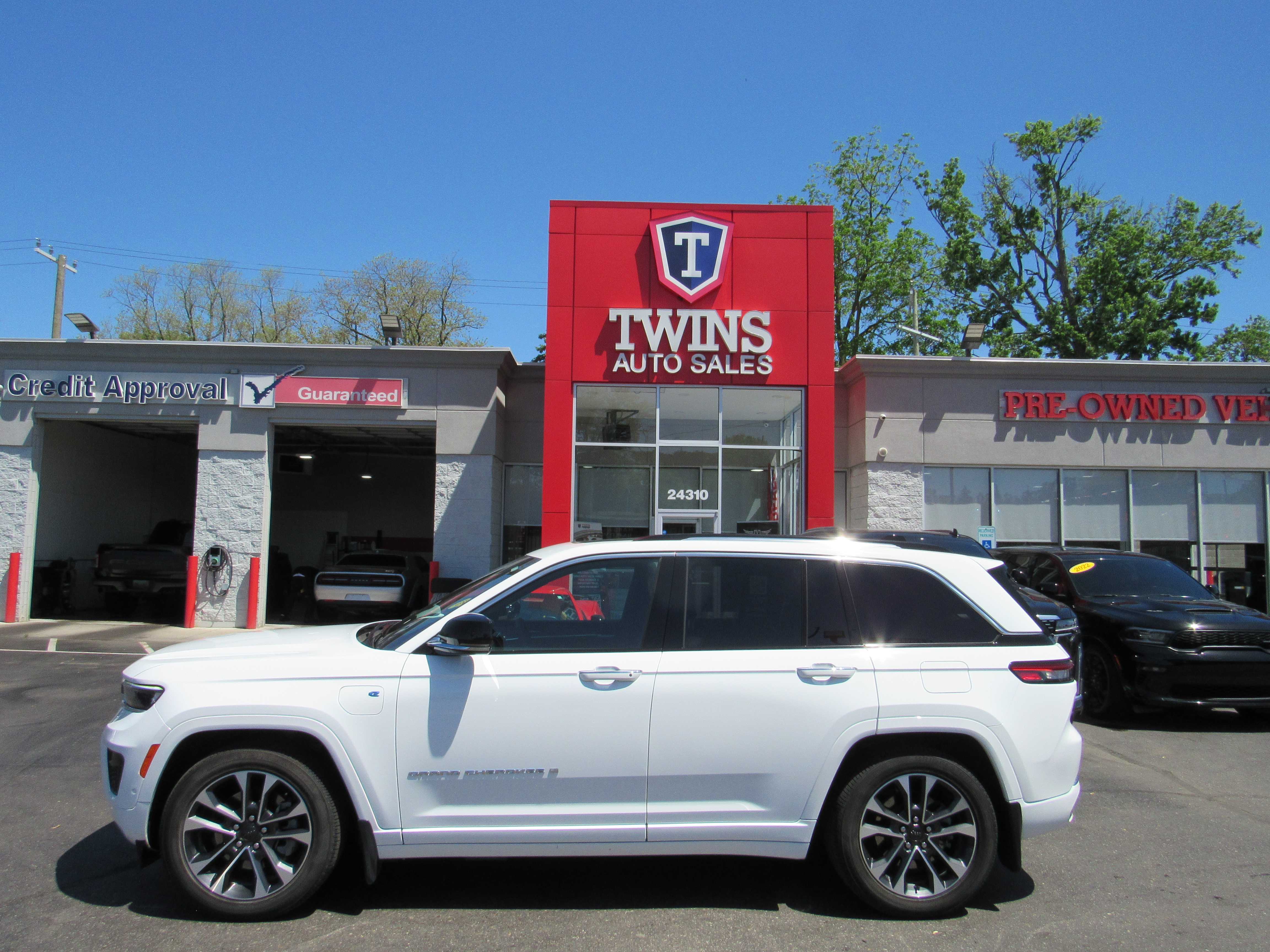WHITE, 2023 JEEP GRAND CHEROKEE 4XE Thumnail Image 2
