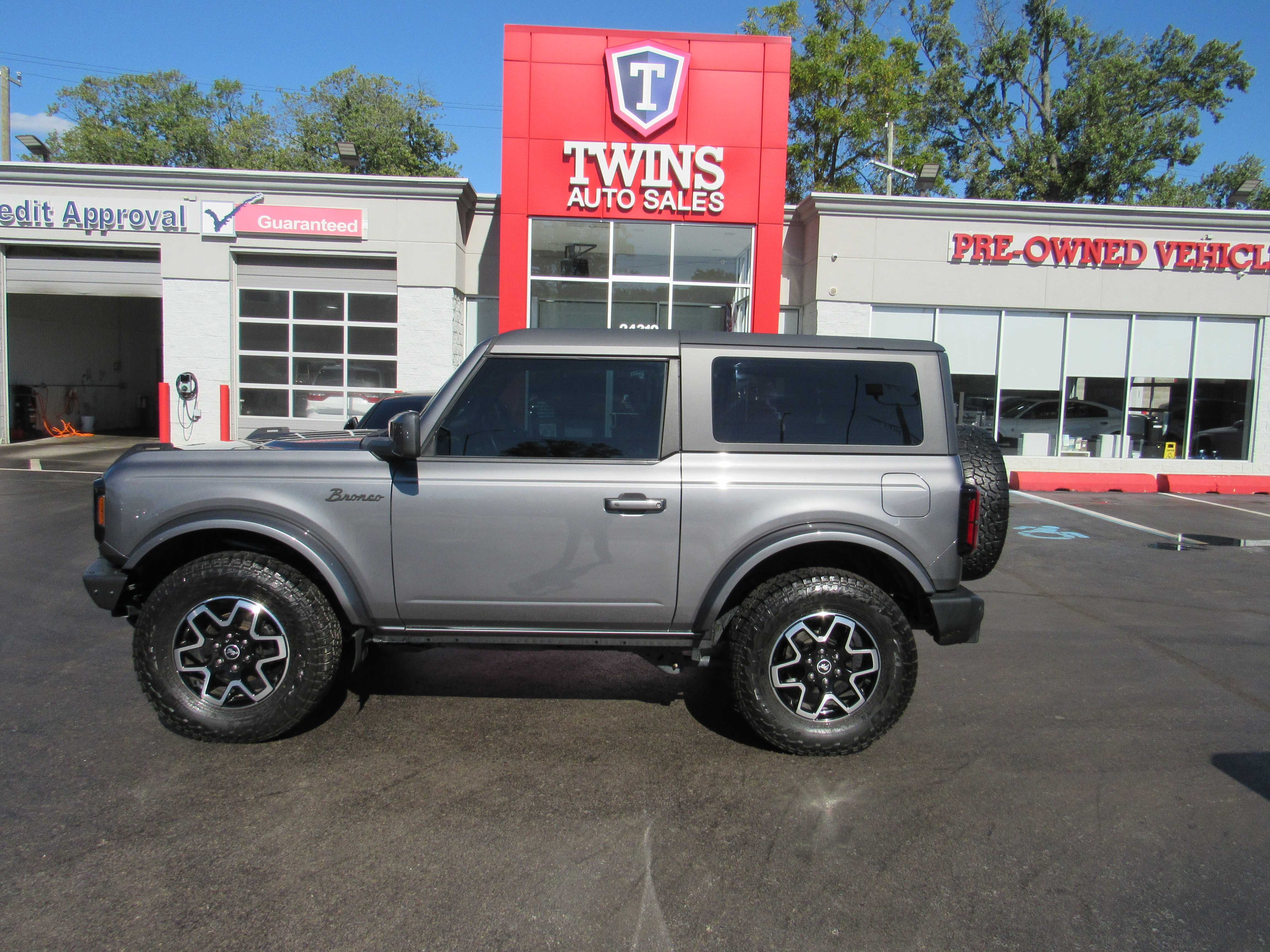 GREY, 2021 FORD BRONCO Thumnail Image 1