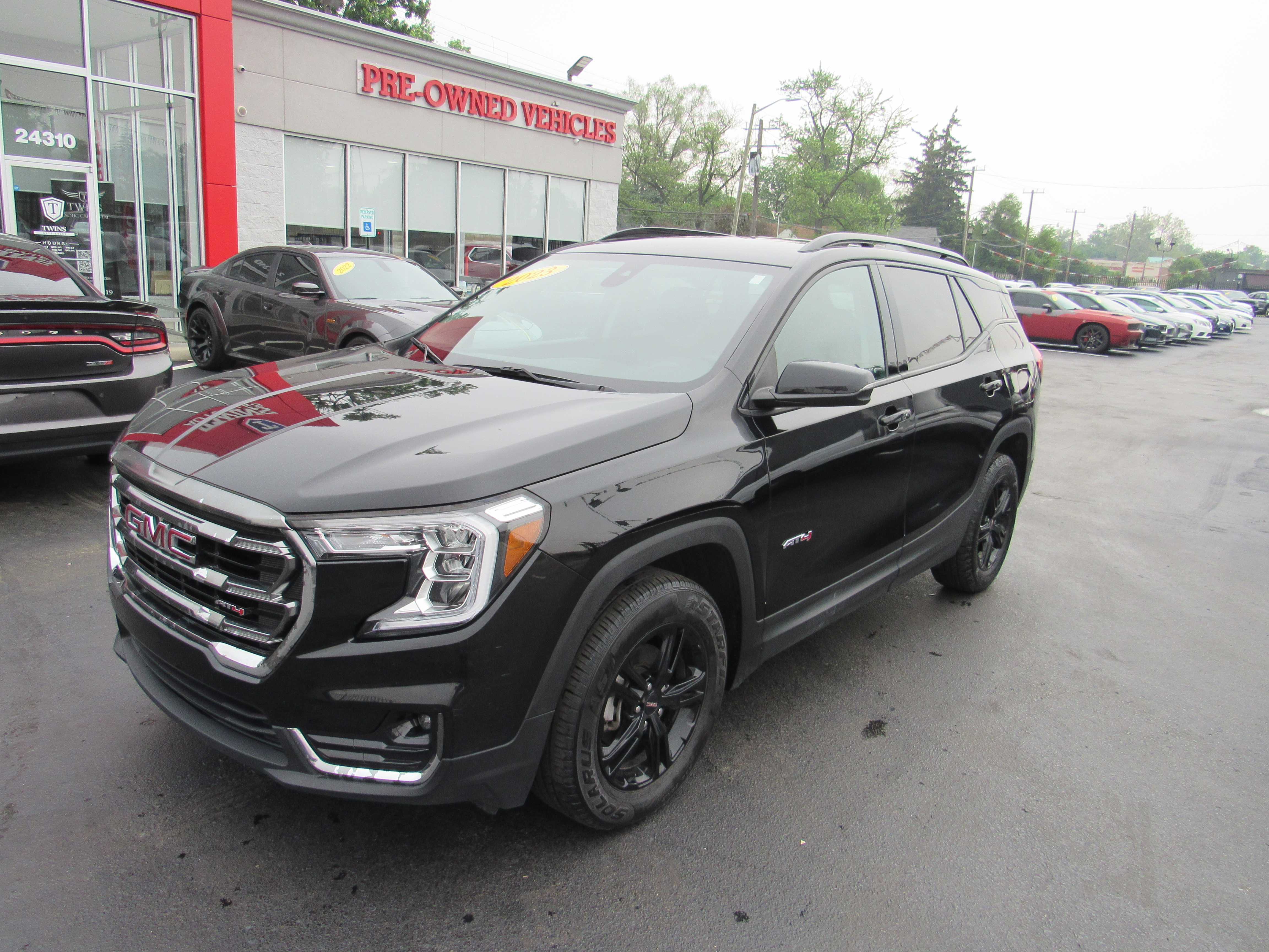 BLACK, 2023 GMC TERRAIN Thumnail Image 2